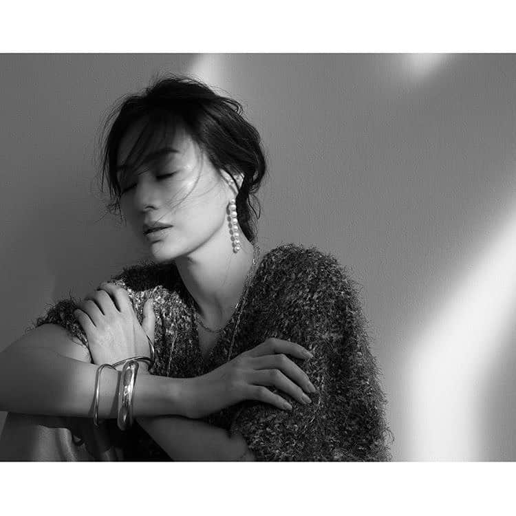 辻直子さんのインスタグラム写真 - (辻直子Instagram)「@androsy_tkj #cover&jewelry #井川遥#お久しぶりに#美しい♡  #きゃー#悲鳴がうるさかったかもしれません#テラスの窓をあけたら#足元にヤモリ🦎 #どうしよう1週間はもうあけられない😢🙈」7月23日 13時32分 - naoko.ts