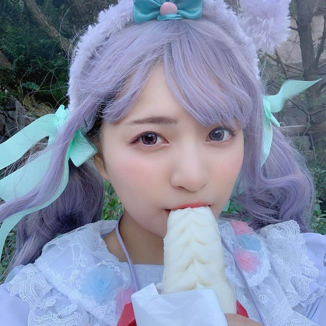 のインスタグラム：「. 先日のディズニーシーのお写真！！🐭🚢💕 . . 3月にやる予定だった念願のロリータディズニーしてきました🥺💓 . モチーフはステラルーちゃん🐰🩰💕 . . 運良くダッフィーフレンズのラッピング車に乗ることもできて、雨予報だったのもすっかり晴天でちょっぴり暑かったくらいでもう幸せでした🥺💓 . . またやりたいな😌💭✨✨ . . #disney #disneysea #disneyresortline #lolitafashion #lolita #angelicpretty #babythestarsshinebright #ステラルー #ステラルーコーデ  #ロリータファッション #ロリータ #ロリータメイク #ディズニーリゾートライン #ディズニー #ディズニーシー #ディズニーコーデ  #パープルカラー #パープルヘアー」