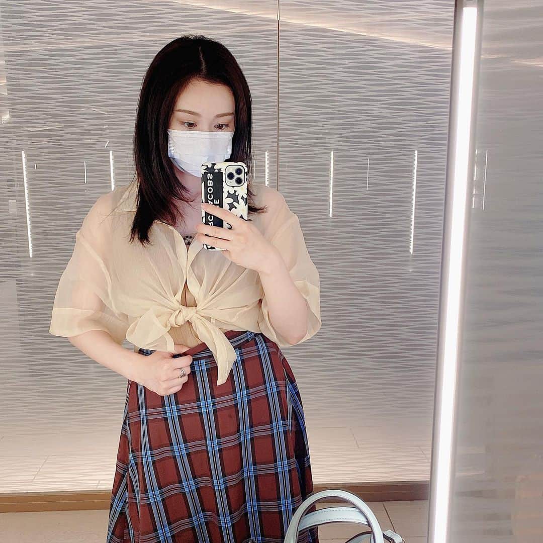 鈴木芳奈のインスタグラム：「いつか、の写真。 最近気づいたけども、わたしの私服のほとんどが、「茶」色で埋め尽くされてます。 いろんなバリエーションの茶色。 そして、最近お「茶」🍵を凄くのんでます。 身体が「茶」で埋め尽くされてる〜 服は、茶:7 黒:1.8 青:1.2 くらいの割合。 他の色にも挑戦したいな〜 どんな色がいいんだろうか お洒落して出かけたいな〜 でも、四連休はできるだけステイホームするよ🏠  #stayhome」