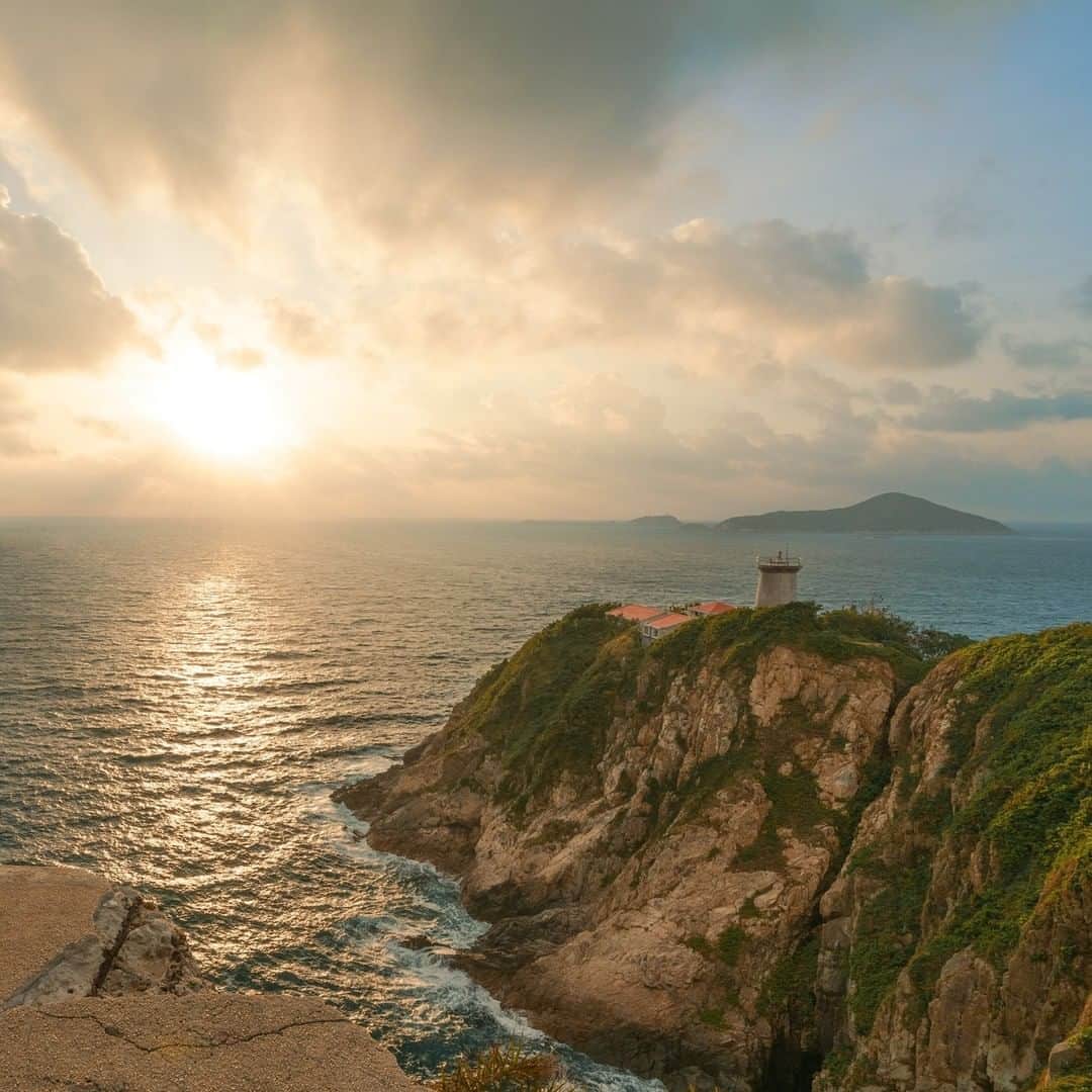 Discover Hong Kongさんのインスタグラム写真 - (Discover Hong KongInstagram)「Enjoying a picturesque view of Cape D'Aguilar Lighthouse sitting on the cliff at sunrise. 日出時嘅鶴咀燈塔，靚到postcard一樣！ #DiscoverHongKong」7月23日 13時45分 - discoverhongkong