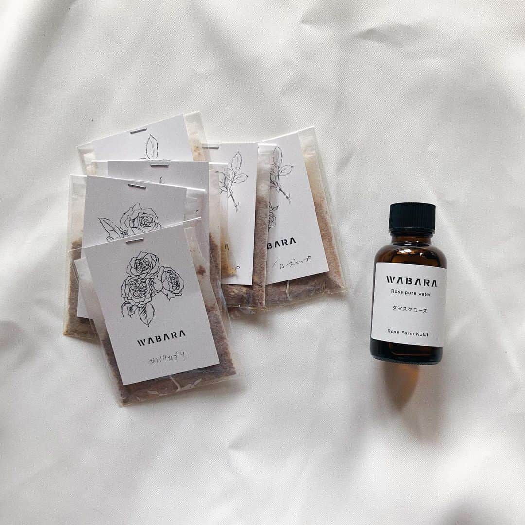 安倍実香さんのインスタグラム写真 - (安倍実香Instagram)「楽しみにしていた @rosefarmkeiji のバラの生体水とお茶が届いた🌹  ローズウォーターはお水に入れたり、アイスにかけたりヨーグルトに混ぜたり🍨 バラはいくつかの種類から選べて、ダマスクローズにしたのだけどフレッシュな良い香りで飲むのがとっても楽しみ！ お茶は和バラのいろんな種類のものが入っていて、違いを楽しめる☺️  そして緩衝剤代わりにドライの葉などが入っていて、開けた時にわあ素敵、わくわく、とするのがまた良い。ギフトでも良さそう！ . #バラの生体水 #wabara #バラのある暮らし #おうち時間 #fmk_flatlay」7月23日 13時45分 - fumika_insta
