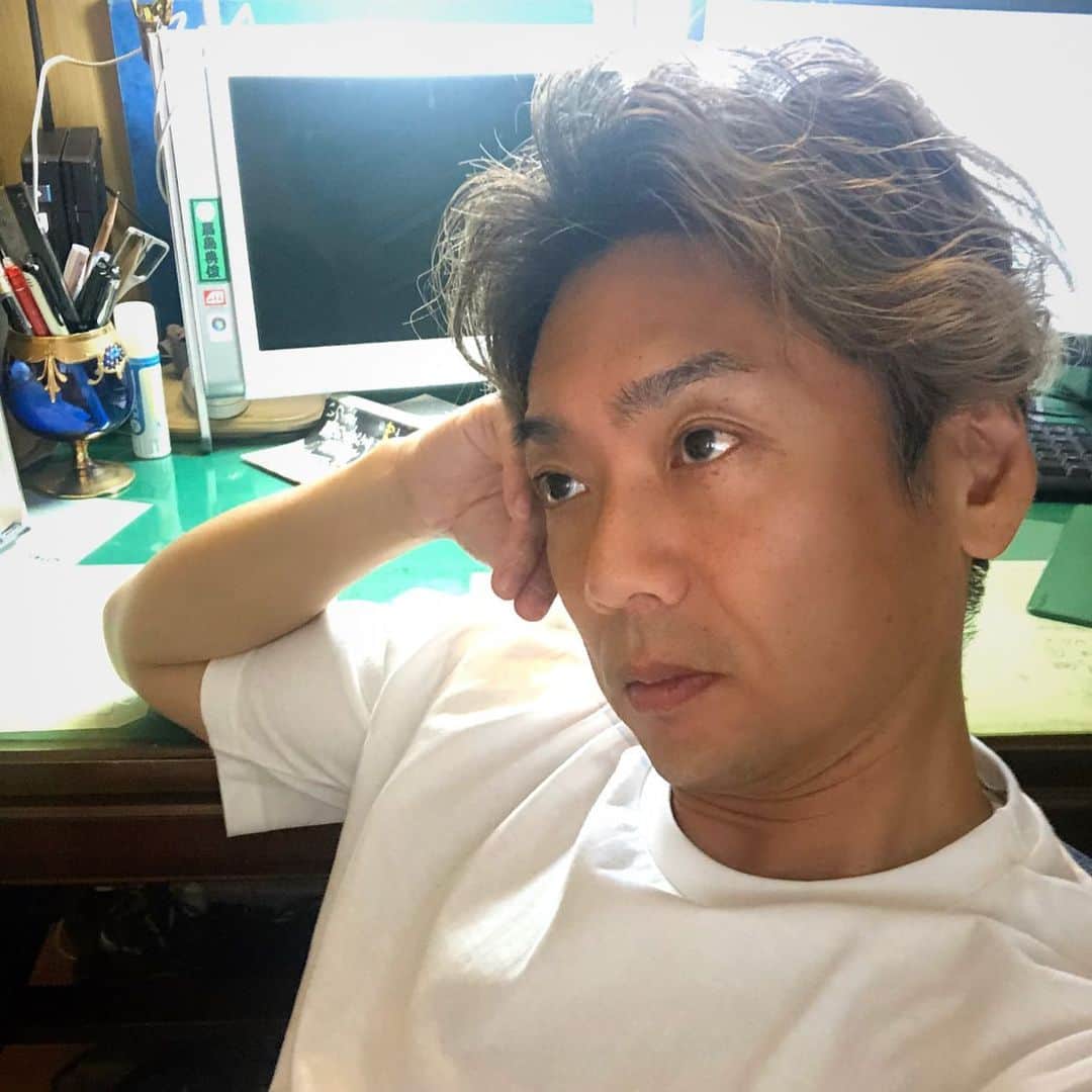 嘉島典俊のインスタグラム：「絶賛考えてるフリ中！ 今日の日に感謝 #嘉島典俊公式youtubeチャンネル #YouTubeアップしました＃舞踊３連発#生き延びる#きっといつかイイことあるよ#たぶん」
