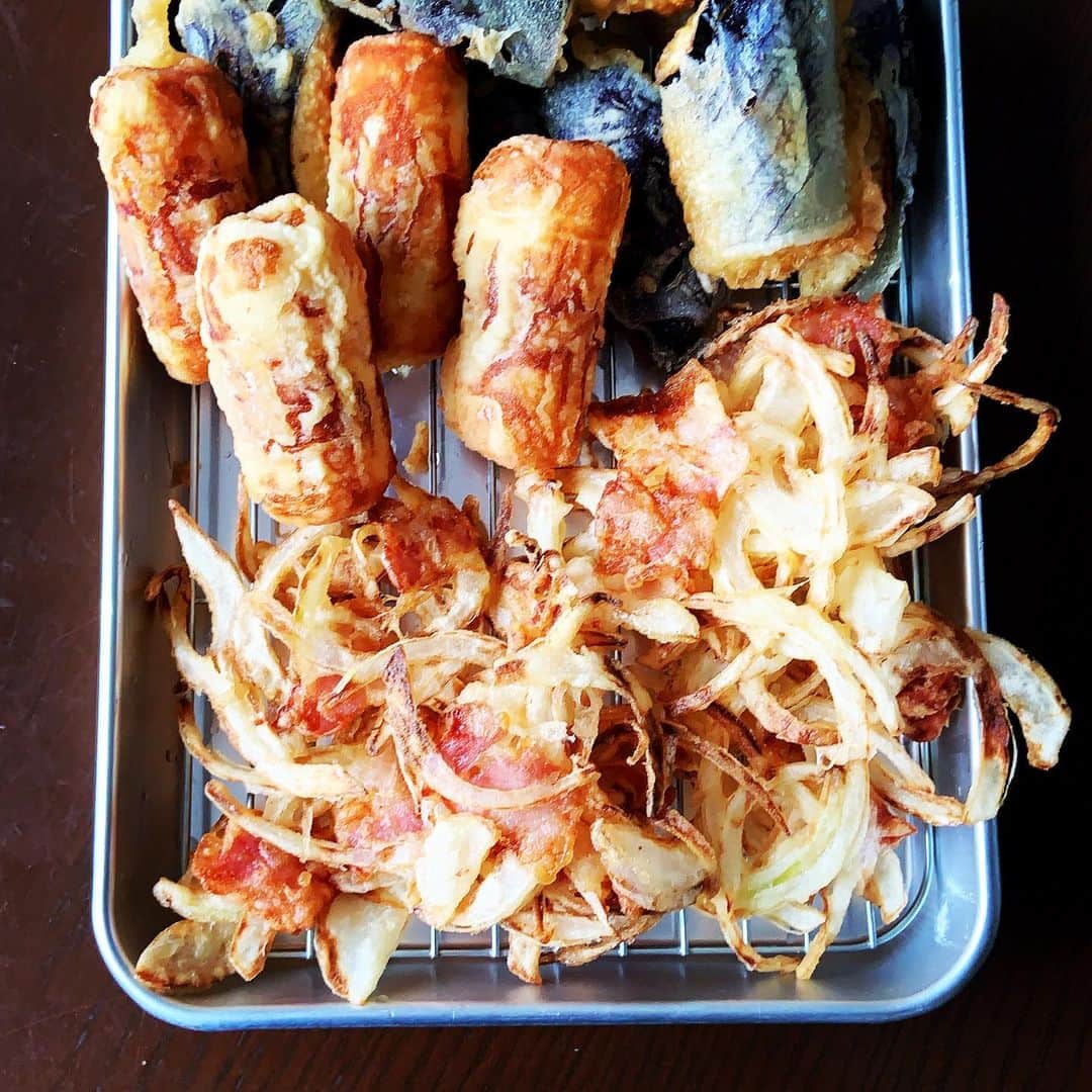志摩有子さんのインスタグラム写真 - (志摩有子Instagram)「素麺に合わせて天ぷらも揚げたった。 茄子、竹輪に朝のベーコンが余ったので、玉ねぎと合わせてかき揚げに。片栗粉をまぶしてから溶いた天ぷら粉少々と絡めて揚げればカリッカリに。ベーコンがいい旨みに。家族にも大好評。  #お昼に揚げもの #素麺と天ぷら」7月23日 13時39分 - ariko418