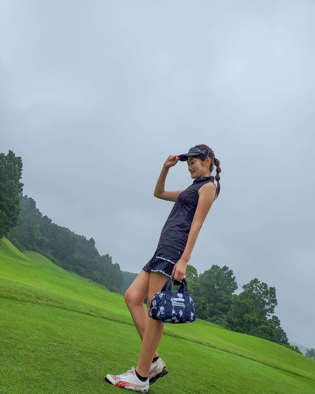 武田しのぶさんのインスタグラム写真 - (武田しのぶInstagram)「#雨 の#ゴルフ 8月のバーディーズカップは中止となりましたね😢残念ですが、状況が良くなる為にまた会える日を楽しみにしてます♡ 着る予定だったウェアです！ タイトなシルエットでかっこ良くしてみました✨ #千葉#golf#ラヴィスタゴルフリゾート#shinogolf」7月23日 13時42分 - shino_0217_