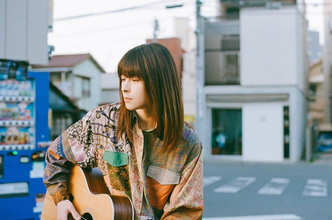 美月リカのインスタグラム：「デジタルEP「悲しみのレモンサワー」のジャケ写にした写真です。聞いてください。 八王子にて。 @iambeautifulface」