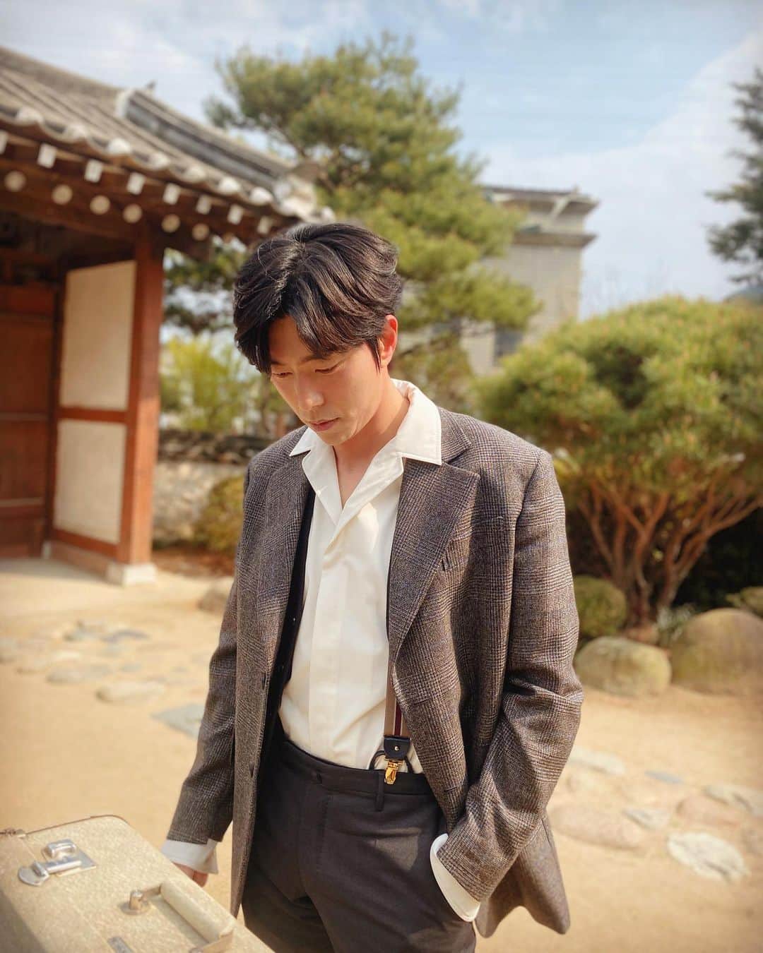 ユン・ヒョンミンのインスタグラム：「개화기때 지우...가슴아픈 사연...🍂」