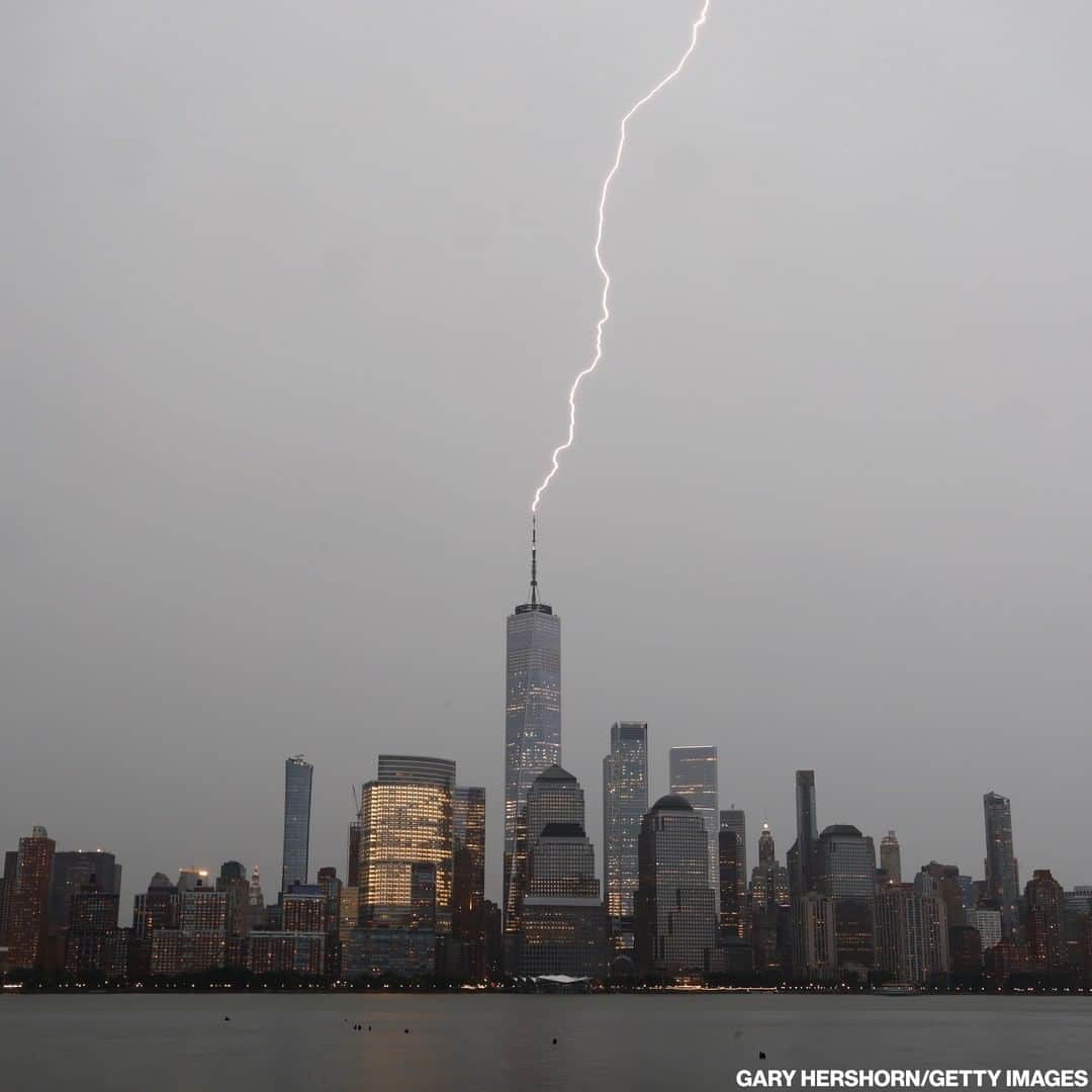 ABC Newsさんのインスタグラム写真 - (ABC NewsInstagram)「A bolt of lightning hits One World Trade Center in Lower Manhattan as severe storms moved through the New York City area.」7月23日 14時02分 - abcnews