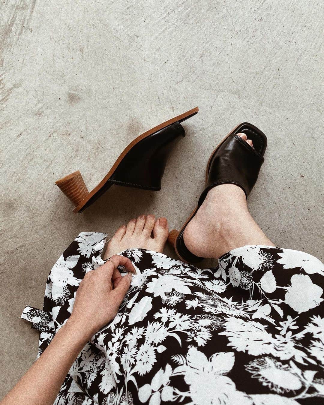 武村沙愛さんのインスタグラム写真 - (武村沙愛Instagram)「. new shoes👡 歩きやすすぎて感動する。笑 ウッドヒールの靴が最近好き❤︎ . フットネイルも行かねばと思ってるうちに まもなく8月になってしまう、、 . . #ACYM #shoes #sandals #サンダル」7月23日 13時56分 - sachika_takemura
