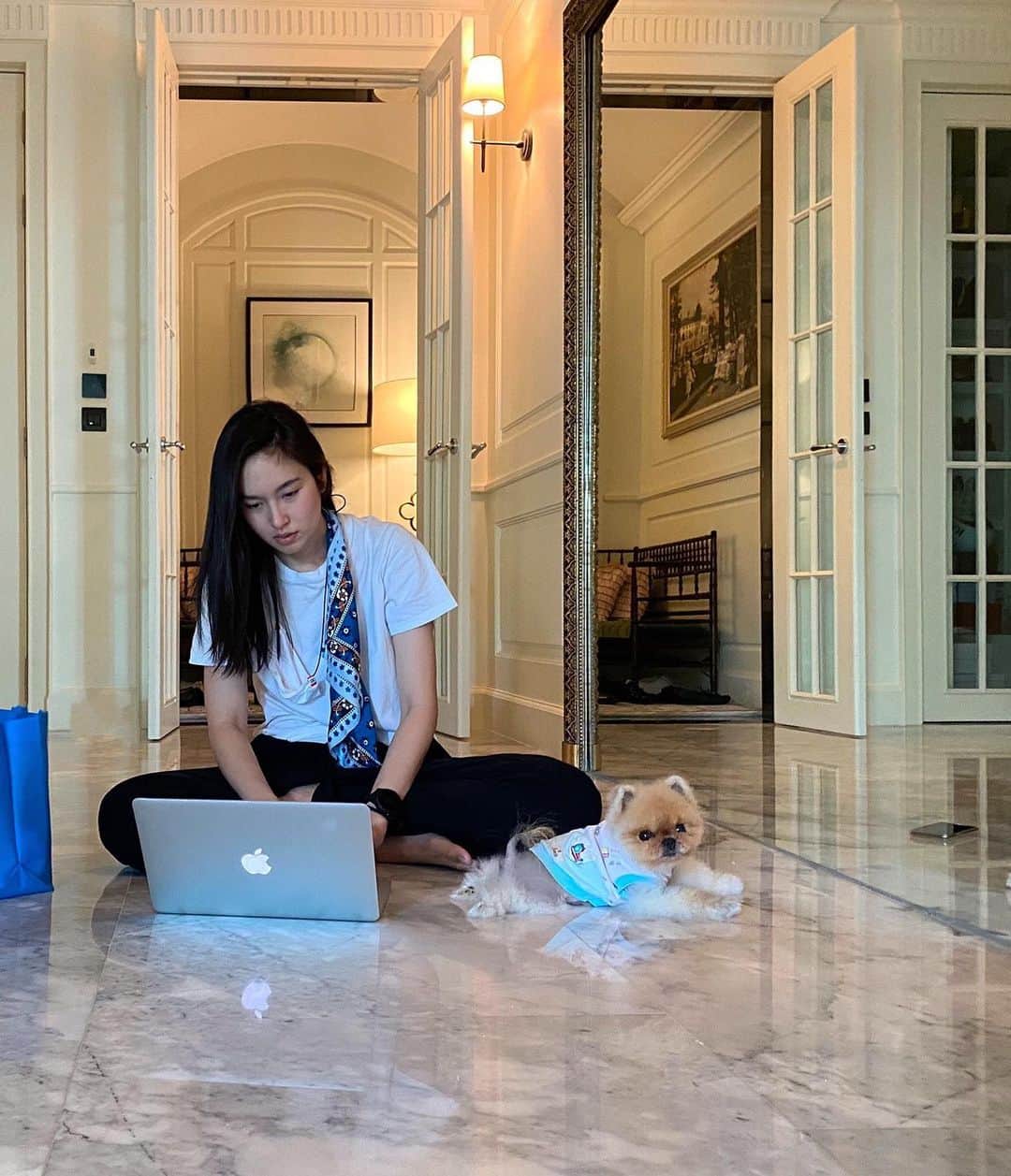 ポーイ・タリーチャダー ペッチャラットのインスタグラム：「My little Homie wanted to work on the floor. ❤️」