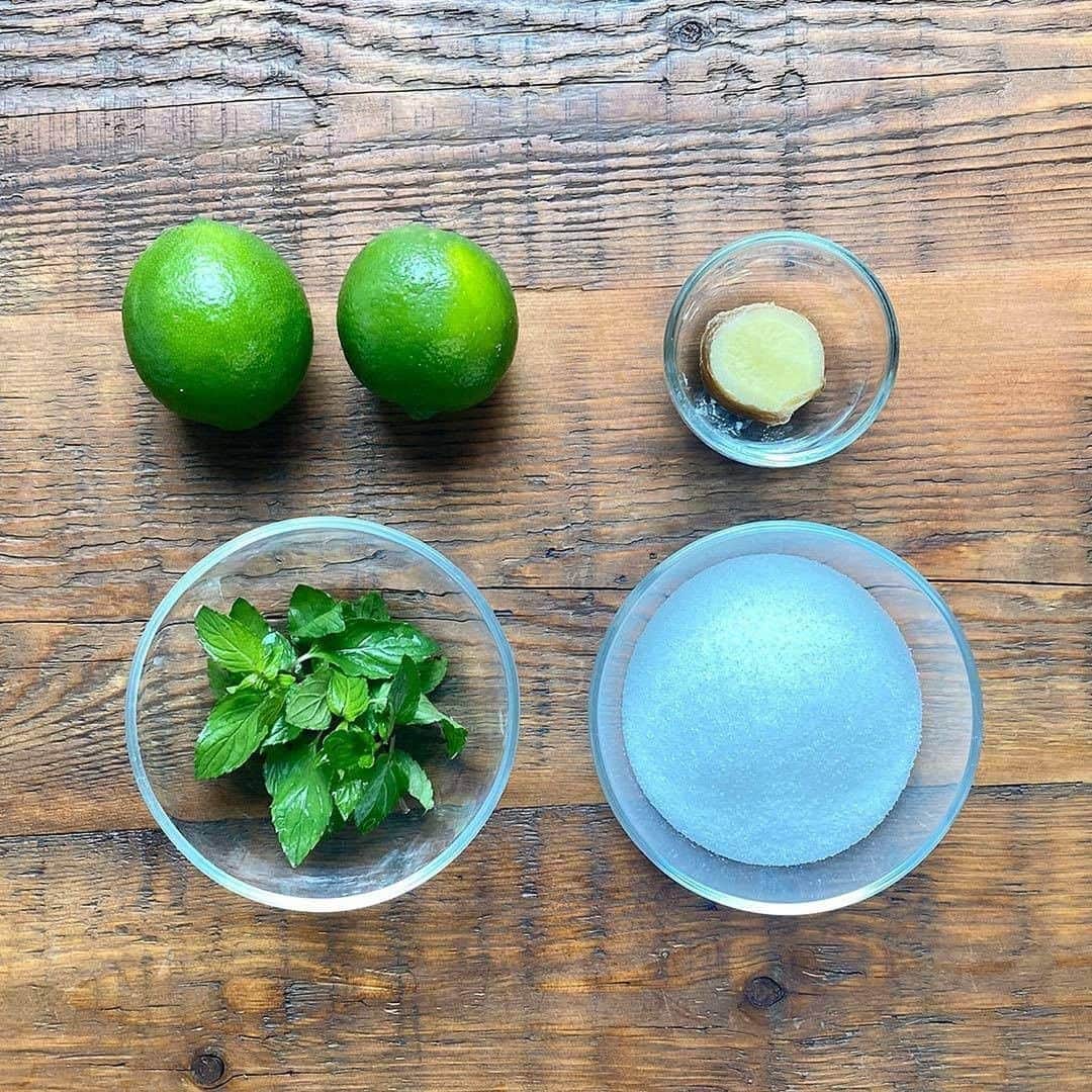 無印良品さんのインスタグラム写真 - (無印良品Instagram)「【Café&Meal MUJI】ノンアルコールモヒート - 「モヒート」はライムとミントの爽やかな風味に、ぴりっとした生姜が良くあう、暑い夏におすすめのドリンクです。 ご自宅でも簡単にモヒートがつくれる、ライムシロップのレシピを Café&Meal MUJI の森谷シェフが紹介します。 - ・ライムシロップの材料（5～6杯分） ライム　2個 生姜　25g ミント　5g グラニュー糖　150g 水　100ml - 希釈用炭酸水　※シロップ1に対して炭酸水2が目安。お好みで調整してください - ・シロップのつくり方 1. 材料をよく洗い、切る。 ライム：1つは3mm幅の輪切りする。もう1つは、8等分のくし切りにし、果汁を絞り冷蔵庫で保管する 生姜：3mm幅の輪切りする ※ヘタや絞ったあとの皮は風味付けに使うので、捨てずにとっておきます 2. 鍋に（1）でとっておいたライムのヘタ、絞ったあとの皮に、ミント、生姜、グラニュー糖、水を入れ、ヘラで混ぜながら中火にかける。 3. 沸騰したら火からおろし、氷水で粗熱を取りながら常温に戻す。 4．（3）から生姜以外を取り除き、（1）で輪切りにしたライムと合わせて保存容器に入れ、半日～一晩漬ける。 5．（4）から輪切りライムを取り出し、（1）で絞ったライム果汁を加える。 ※輪切りライムは変色しないように取り出し、別の保存容器で保存しておきます ※冷蔵保存の目安は5日です  ・スカッシュのつくり方 グラスに氷、シロップ、輪切りライムを2枚入れ炭酸水を静かに注ぐ。 ※お好みでミントをトッピングしてください - ＜シェフのアレンジ＞ ラム酒で割るとモヒートになります。たっぷりミントを乗せてつぶしながら飲むと、爽やかなカクテルに。 - 今回レシピを教えてくれたのは、森谷 修一シェフ。 新宿店や旧有楽町店など全国の Café&Meal MUJI でシェフを経験し、現在は季節ごとに変わるデリやデザートのレシピ開発を行っています。 「ベランダでハーブを育てています。ミントやバジルは栽培も簡単で、料理やハーブティにも使えて初心者にもおすすめです。」 - #無印良品 #MUJI #CaféandMealMUJI #CaféMUJI #シェフとつくるおいしいレシピ #レシピ #簡単レシピ #手料理 #手作り #暮らし #おうち時間 #モヒート #ドリンク #夏ドリンク #ライム #ミント #爽やか #モヒートミント #ノンアルコール #ノンアルコールカクテル #スカッシュ」7月23日 14時00分 - muji_global