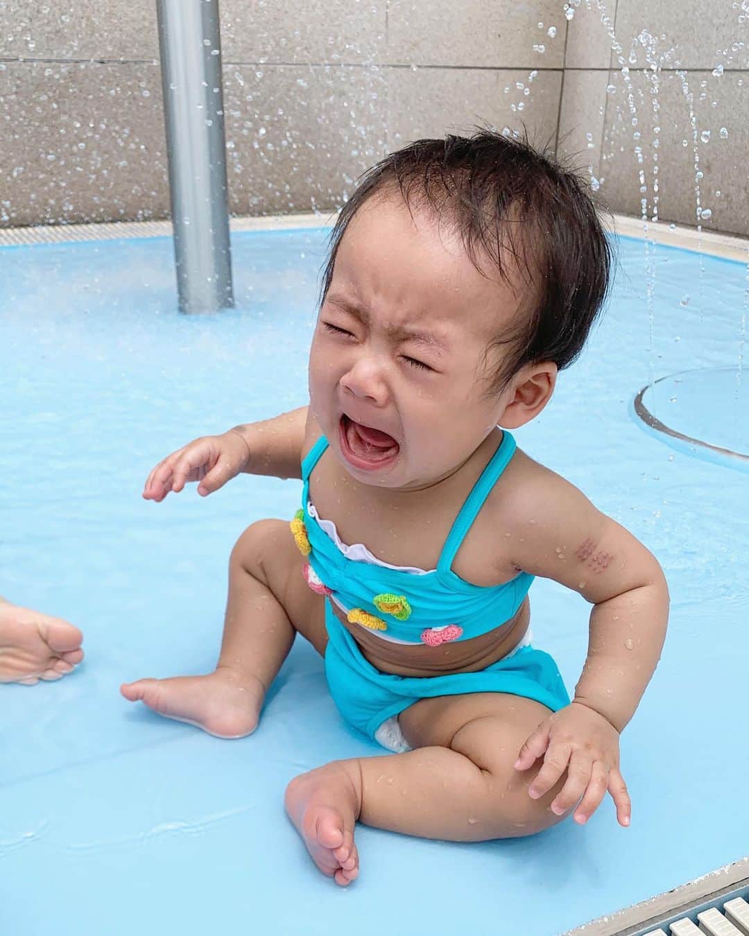 桜井未来さんのインスタグラム写真 - (桜井未来Instagram)「初プール👙☀️ 娘は、お水が嫌すぎて爆泣w ママ抱っこ〜っと、お水遊び5分で終了〜😂（笑） 息子は、こっちが心配になるくらいガンガンお水に入っていっちゃう子だったから、意外だった😂（笑） 兄弟そっくりだと思ってたけど、似てない部分もあるのね🤣（笑）  ・ ・ ・  #男の子ママ #女の子ママ #ママ #baby #ママ友募集 #赤ちゃんのいる生活 #ママサークル #ママイベント #ママ会 #都内ママ #ベビスタグラム #mamagirl #ベビフル #コドモダカラ #コドモノ #ママリ #親バカ部 #新米ママ東京部 #ベビモ #kpおうちでモデル #水着 #girlsswimwear #summer #夏の思い出 #プール #pool #テラスレストラン」7月23日 14時04分 - miki.sakurai0214