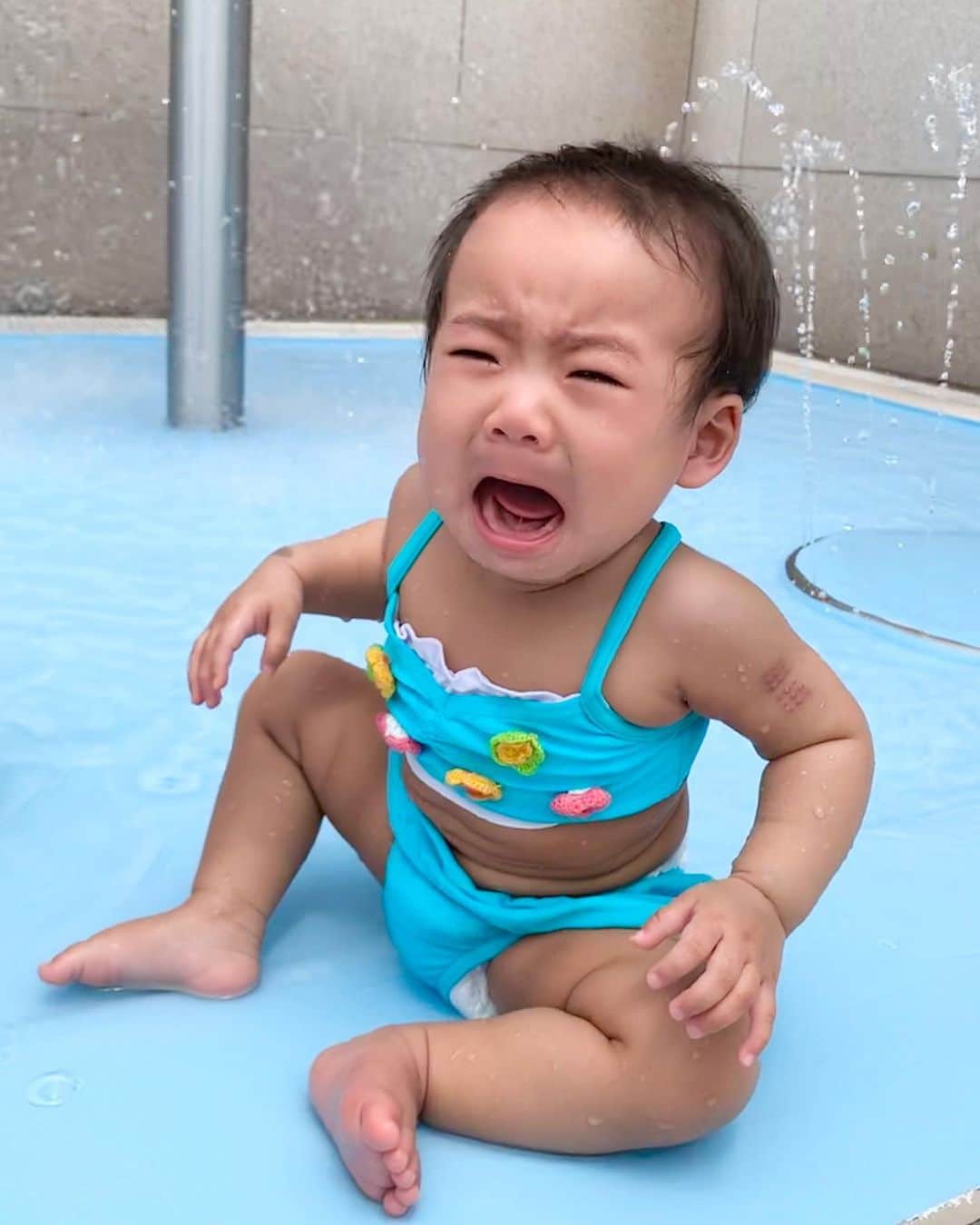 桜井未来さんのインスタグラム写真 - (桜井未来Instagram)「初プール👙☀️ 娘は、お水が嫌すぎて爆泣w ママ抱っこ〜っと、お水遊び5分で終了〜😂（笑） 息子は、こっちが心配になるくらいガンガンお水に入っていっちゃう子だったから、意外だった😂（笑） 兄弟そっくりだと思ってたけど、似てない部分もあるのね🤣（笑）  ・ ・ ・  #男の子ママ #女の子ママ #ママ #baby #ママ友募集 #赤ちゃんのいる生活 #ママサークル #ママイベント #ママ会 #都内ママ #ベビスタグラム #mamagirl #ベビフル #コドモダカラ #コドモノ #ママリ #親バカ部 #新米ママ東京部 #ベビモ #kpおうちでモデル #水着 #girlsswimwear #summer #夏の思い出 #プール #pool #テラスレストラン」7月23日 14時04分 - miki.sakurai0214