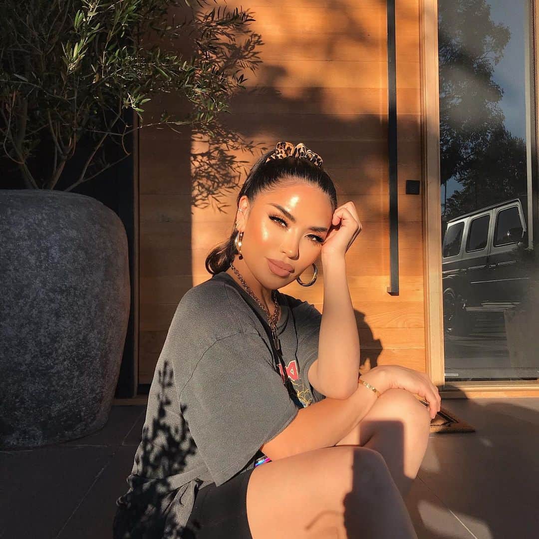 iluvsarahiiさんのインスタグラム写真 - (iluvsarahiiInstagram)「Finished filming early enough to snap a photo during golden hour, woohoo☀️✨ Alsooo tomorrow’s video is all about my jewelry collection!  __________________________________________ Hightlight  Diamond Golden Hour Platte  @loraccosmetics  Tshirt  @urbanoutfitters」7月23日 14時09分 - iluvsarahii