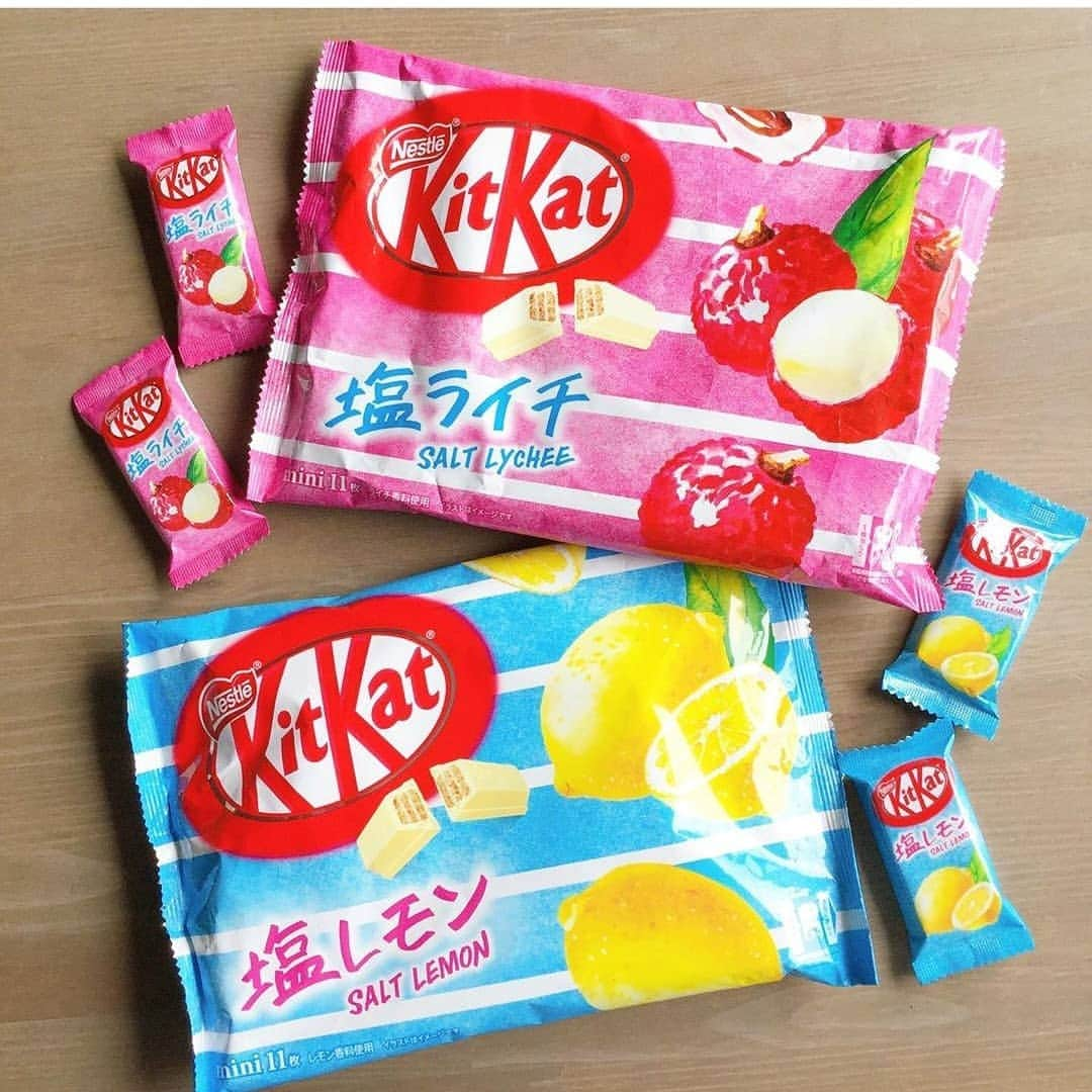 4meee!さんのインスタグラム写真 - (4meee!Instagram)「﻿ ﻿ ＼キットカットの夏仕様🍋／﻿ ﻿ ﻿ ﻿ みんな大好きキットカットも夏のフレーバーが登場！﻿ ﻿ 見た目も爽やかなパッケージと、ホワイトチョコベースなフレーバー﻿ ﻿ ウエハースにサンドされるクリームに果汁パウダーと﻿ ﻿ 冷凍庫で冷やしてもおいしいお菓子！﻿ ﻿ ﻿❣️ ﻿Photo by　﻿﻿ ﻿﻿@misaohshima1213 ﻿﻿ ﻿﻿ 流行りのアイテムやスポットには　@4meee_com をタグ付けして投稿してください🎀﻿﻿ .﻿﻿ #4MEEE#フォーミー#アラサー女子#女子力向上委員会﻿ #コンビニスイーツ#コンビニ#ファミマ#ファミリーマート#ファミマスイーツ#セブン#セブンスイーツ#セブンイレブン #キットカット#キットカットショコラトリー #冷やしお菓子#凍らせお菓子#チョコベース#チョコレート#チョコ #スイーツ#スイーツ部 #コンビニスイーツ部」7月23日 14時10分 - 4meee_com