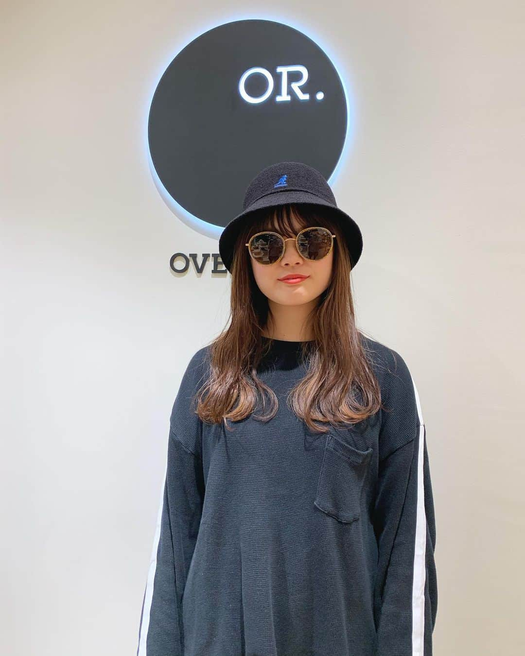 花沢美音のインスタグラム：「お客様スナップ  #KANGOL スタイル 今季出た「青ロゴ」がかわいい🧢  サングラスにさりげなく🕶 夏を楽しんでいきましょう！  #HopeCoLtd #work #OVERRIDE #kangolhat #hat #帽子 #帽子コーデ」