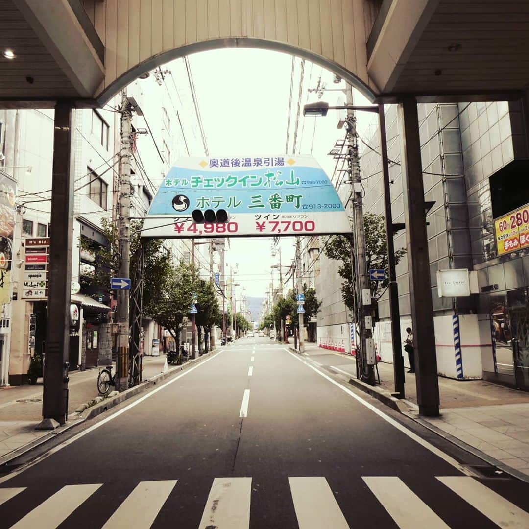 松本隆博のインスタグラム：「。 雨が降りそうなので 商店街ウォーキングに しまして、大街道商店街 、銀天街を2往復😅。 約6キロありまーまーの 運動になります。 (昼間からの酒は、ぐっと堪えました(•ө•)♡。温泉入って来ます♨️☺️♨️)」