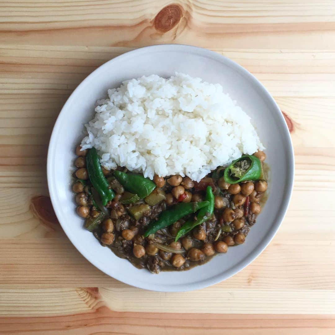 宮本菜津子さんのインスタグラム写真 - (宮本菜津子Instagram)「今日のひるごはん。作り置きのひよこ豆カレーに万願寺唐辛子ぶちこんだやつ🍛🐥万願寺唐辛子好きすぎて、本当、何にでもぶちこむ日々。我ながら、極端である。 - 何選んで食べてるかってその人そのものだったりすると思うので、何食べたか記録してるといろいろ自覚する機会になっていいなあと思う、ようになった！最近。 - #massofthefermentingdregs  #motfd #masudore #curry #lunch #lunchtime #lunchtime🍴  #lunchtime😋  #マスドレ #ひるごはん #おひるごはん #昼ごはん  #お昼ごはん  #昼ご飯 #お昼ご飯  #万願寺とうがらし  #ひよこ豆  #カレー #🍛」7月23日 14時29分 - natsukondesu