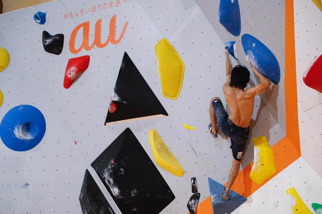 楢崎智亜さんのインスタグラム写真 - (楢崎智亜Instagram)「au CLIMBINGWALLが完成‼️ 最強のトレーニング環境をサポートして頂けることになりました👏🏻  室内で3種目のトレーニング出来る環境はなかなかないと思います。壁をサポート頂いたKDDI、建設してくださった野口選手のご家族のサポートに感謝です。  東京五輪を想定したこの壁で強くなって、金メダルを目指します👑  📷 by ©︎KDDI @tallers_photopress  —————————— #auCLIMBINGWALL #おもしろいほうの未来へ  #teamau @au_official  —————————— #セブンイレブン @thenorthfacejp #アイディホーム @air_sleeptechnology @unparallelup @frictionlabs」7月23日 14時29分 - tomoa_narasaki