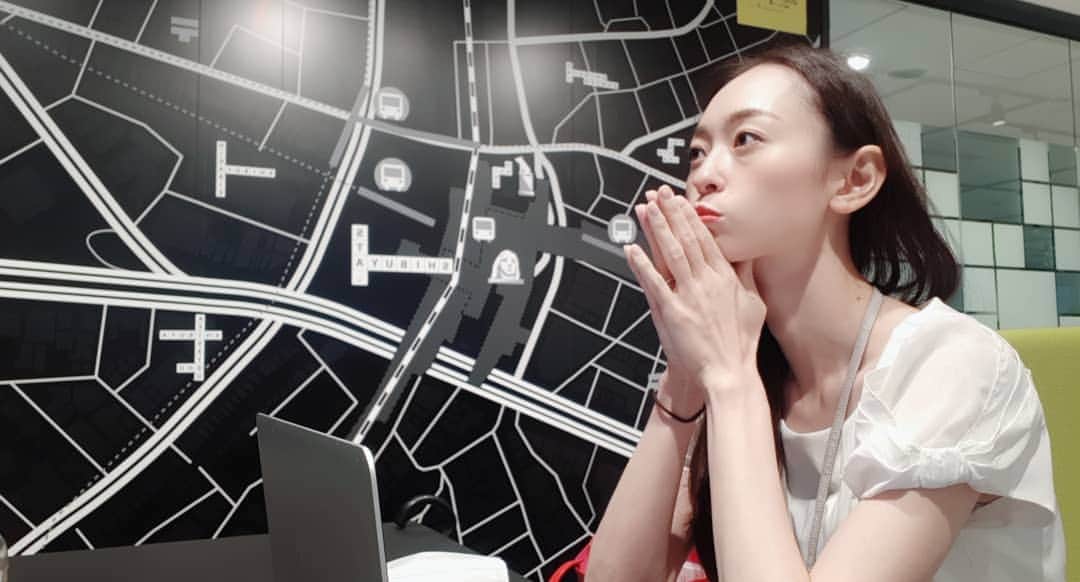 瞳ゆゆのインスタグラム：「今日は海の日。 祝日で誰もいないだろうとスッピンでオフィス来たら、予想外の賑わい😲💦  いいんだ、気にしない😂  4連休、皆さんはどう過ごすのかな？  ※写真は今日とは逆に、誰もいなくなって一人ぼっちになった時のもの。  #海の日 #スッピン #お疲れ様です」
