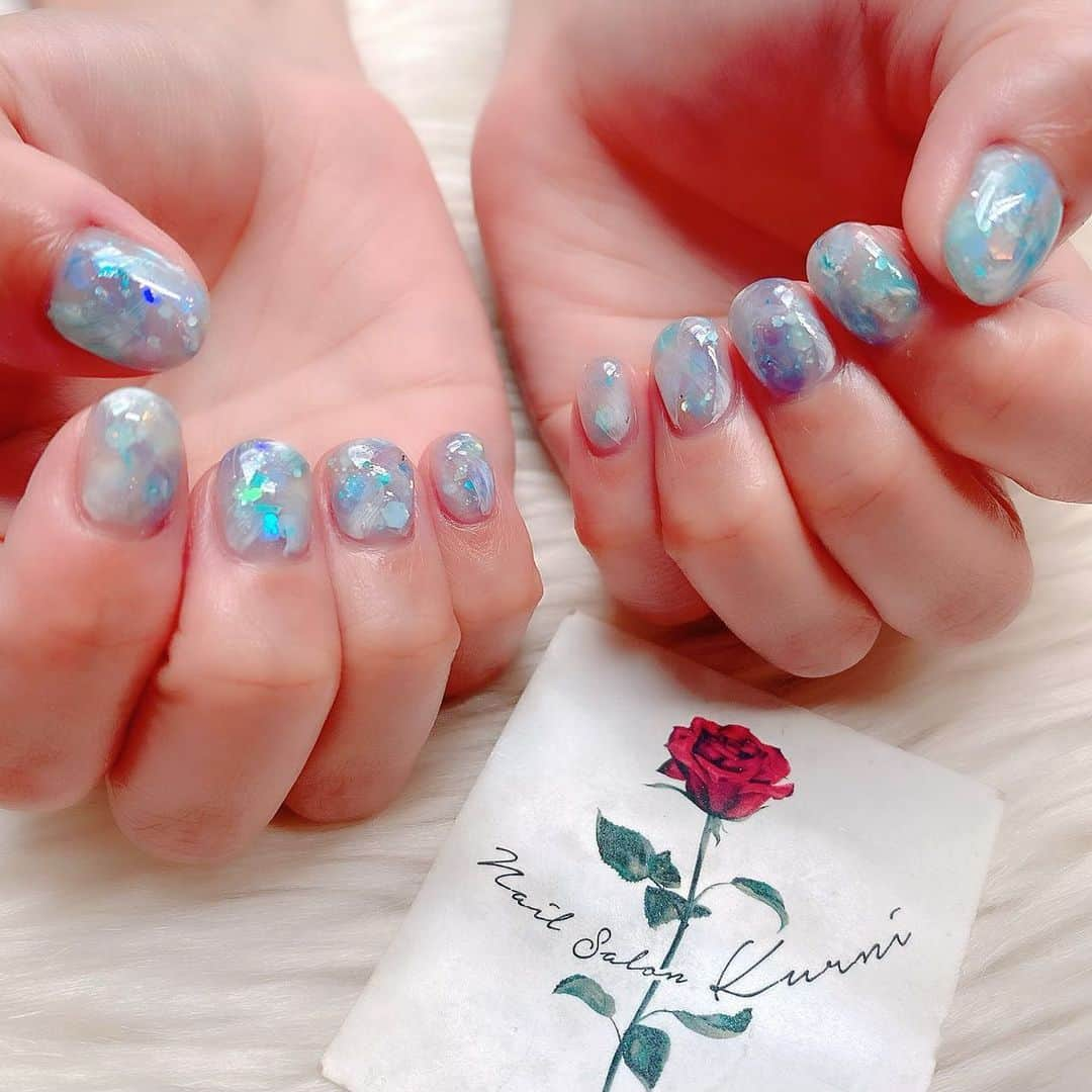 矢口真里さんのインスタグラム写真 - (矢口真里Instagram)「数ヶ月ぶりに @nailsalon.kurni.ebisu さんにてネイルしてもらいましたよー😭✨ セルフネイルを繰り返していたら、爪が薄くなってきちゃって 限界を感じ、プロにお願いいたしました😁✨ 手洗いうがい除菌に、ネイリストさんとの間にクリアボードと徹底されていて安心して過ごせましたよ😊✨ありがとうございました😁✨ ・ ネイルは夏っぽくてビー玉みたいにしてもらいました😊✨ キャワ♡」7月23日 14時30分 - mariyaguchi_official