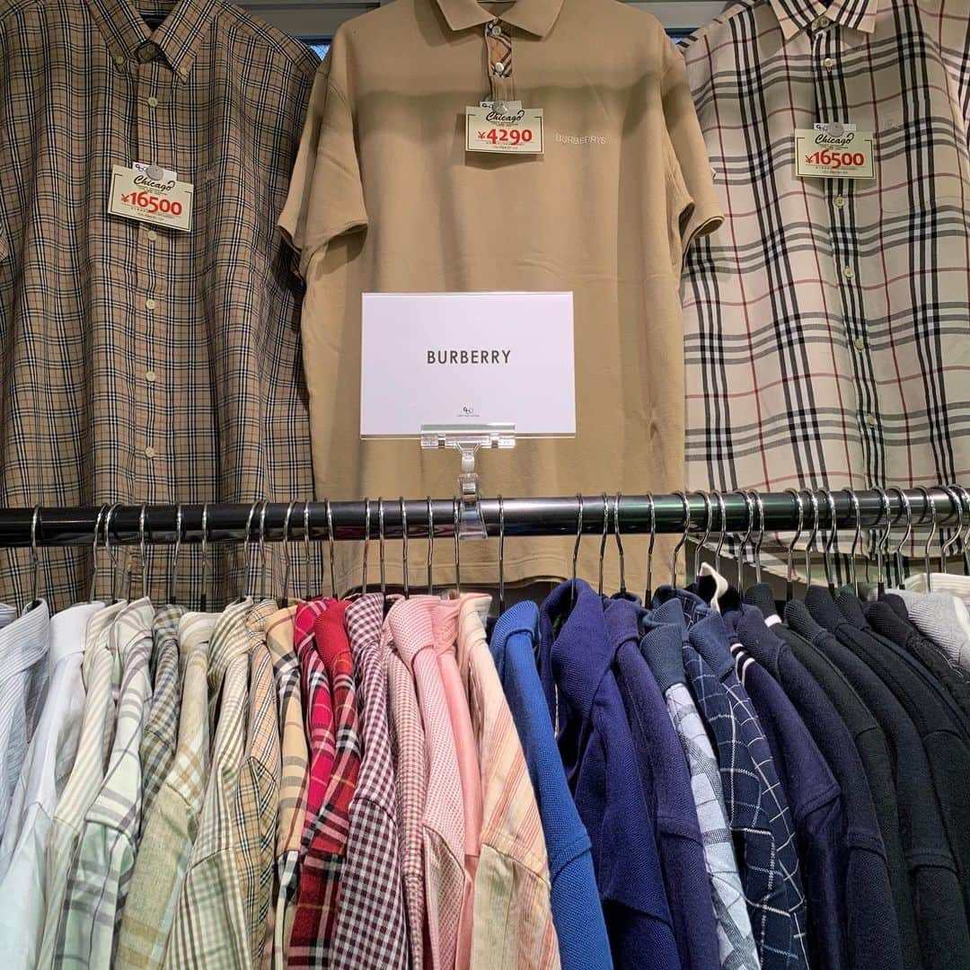 原宿シカゴさんのインスタグラム写真 - (原宿シカゴInstagram)「・ ・・ ・ #原宿シカゴ神宮前店﻿ #ccg_jin﻿ ﻿ 1階Men'sフロア👕👖 2階Women's着物フロア👗👘 となっております。  定番のTシャツ、Levi'sデニム等々、たくさん取り扱っております！  そして神宮前店ではBurberry、VANSスニーカー等大量入荷致しました！ 是非この機会にお気に入りの一点を手に入れてはいかがでしょうか🧚‍♀️💫  また一部20%OFFSALEも継続中です🔥店頭にてご覧くださいませ！  当店では感染予防の為Tシャツ等の被り物のご試着はご遠慮させていただいております。 またスタッフのマスクの着用、消毒は徹底しております。  皆さまのご来店心よりお待ちしております🙇🏼‍♀️🙇🏻‍♂️ ﻿ ﻿ 【神宮前店】東京都渋谷区神宮前4-26-26 第1谷村ビル ﻿ キャットストリートの中程にございます🐈 ﻿  #原宿#原宿シカゴ#古着#裏原﻿ #裏原宿 #古着女子#古着男子#フルジョ#フルダン　#fashionsnap #原宿古着﻿ #古着屋巡り  #原宿#下北沢#吉祥寺#京都﻿ #harajuku#streetfashion #wdywt﻿ #usedfashion#usedstyle#usedmix﻿ #usedclothing#vintage #tokyofashion﻿ #좋아요　#팔로우」7月23日 14時39分 - harajukuchicago_official