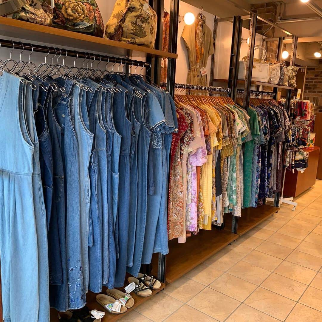 原宿シカゴさんのインスタグラム写真 - (原宿シカゴInstagram)「・ ・・ ・ #原宿シカゴ神宮前店﻿ #ccg_jin﻿ ﻿ 1階Men'sフロア👕👖 2階Women's着物フロア👗👘 となっております。  定番のTシャツ、Levi'sデニム等々、たくさん取り扱っております！  そして神宮前店ではBurberry、VANSスニーカー等大量入荷致しました！ 是非この機会にお気に入りの一点を手に入れてはいかがでしょうか🧚‍♀️💫  また一部20%OFFSALEも継続中です🔥店頭にてご覧くださいませ！  当店では感染予防の為Tシャツ等の被り物のご試着はご遠慮させていただいております。 またスタッフのマスクの着用、消毒は徹底しております。  皆さまのご来店心よりお待ちしております🙇🏼‍♀️🙇🏻‍♂️ ﻿ ﻿ 【神宮前店】東京都渋谷区神宮前4-26-26 第1谷村ビル ﻿ キャットストリートの中程にございます🐈 ﻿  #原宿#原宿シカゴ#古着#裏原﻿ #裏原宿 #古着女子#古着男子#フルジョ#フルダン　#fashionsnap #原宿古着﻿ #古着屋巡り  #原宿#下北沢#吉祥寺#京都﻿ #harajuku#streetfashion #wdywt﻿ #usedfashion#usedstyle#usedmix﻿ #usedclothing#vintage #tokyofashion﻿ #좋아요　#팔로우」7月23日 14時39分 - harajukuchicago_official