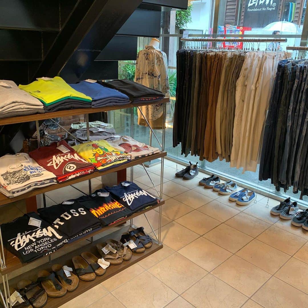 原宿シカゴさんのインスタグラム写真 - (原宿シカゴInstagram)「・ ・・ ・ #原宿シカゴ神宮前店﻿ #ccg_jin﻿ ﻿ 1階Men'sフロア👕👖 2階Women's着物フロア👗👘 となっております。  定番のTシャツ、Levi'sデニム等々、たくさん取り扱っております！  そして神宮前店ではBurberry、VANSスニーカー等大量入荷致しました！ 是非この機会にお気に入りの一点を手に入れてはいかがでしょうか🧚‍♀️💫  また一部20%OFFSALEも継続中です🔥店頭にてご覧くださいませ！  当店では感染予防の為Tシャツ等の被り物のご試着はご遠慮させていただいております。 またスタッフのマスクの着用、消毒は徹底しております。  皆さまのご来店心よりお待ちしております🙇🏼‍♀️🙇🏻‍♂️ ﻿ ﻿ 【神宮前店】東京都渋谷区神宮前4-26-26 第1谷村ビル ﻿ キャットストリートの中程にございます🐈 ﻿  #原宿#原宿シカゴ#古着#裏原﻿ #裏原宿 #古着女子#古着男子#フルジョ#フルダン　#fashionsnap #原宿古着﻿ #古着屋巡り  #原宿#下北沢#吉祥寺#京都﻿ #harajuku#streetfashion #wdywt﻿ #usedfashion#usedstyle#usedmix﻿ #usedclothing#vintage #tokyofashion﻿ #좋아요　#팔로우」7月23日 14時39分 - harajukuchicago_official