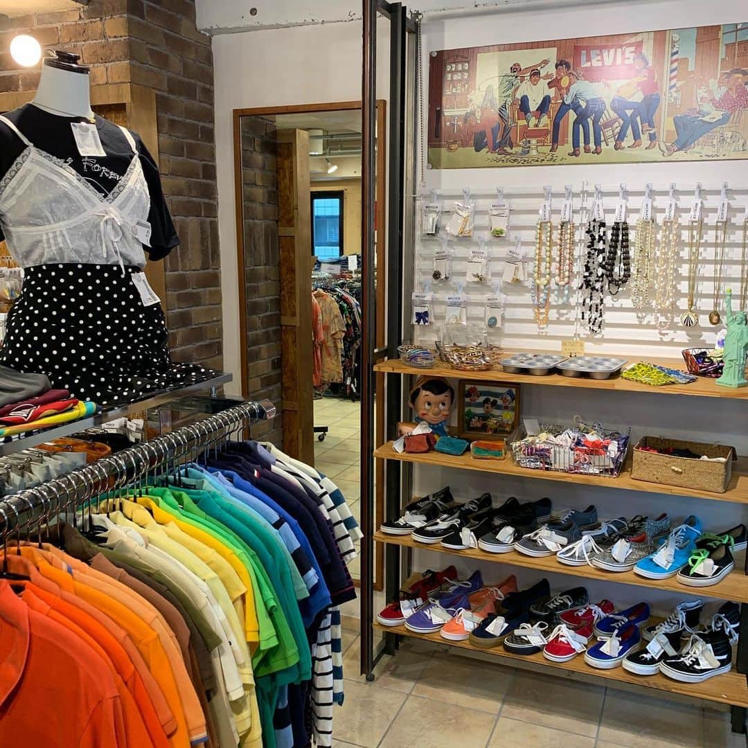 原宿シカゴさんのインスタグラム写真 - (原宿シカゴInstagram)「・ ・・ ・ #原宿シカゴ神宮前店﻿ #ccg_jin﻿ ﻿ 1階Men'sフロア👕👖 2階Women's着物フロア👗👘 となっております。  定番のTシャツ、Levi'sデニム等々、たくさん取り扱っております！  そして神宮前店ではBurberry、VANSスニーカー等大量入荷致しました！ 是非この機会にお気に入りの一点を手に入れてはいかがでしょうか🧚‍♀️💫  また一部20%OFFSALEも継続中です🔥店頭にてご覧くださいませ！  当店では感染予防の為Tシャツ等の被り物のご試着はご遠慮させていただいております。 またスタッフのマスクの着用、消毒は徹底しております。  皆さまのご来店心よりお待ちしております🙇🏼‍♀️🙇🏻‍♂️ ﻿ ﻿ 【神宮前店】東京都渋谷区神宮前4-26-26 第1谷村ビル ﻿ キャットストリートの中程にございます🐈 ﻿  #原宿#原宿シカゴ#古着#裏原﻿ #裏原宿 #古着女子#古着男子#フルジョ#フルダン　#fashionsnap #原宿古着﻿ #古着屋巡り  #原宿#下北沢#吉祥寺#京都﻿ #harajuku#streetfashion #wdywt﻿ #usedfashion#usedstyle#usedmix﻿ #usedclothing#vintage #tokyofashion﻿ #좋아요　#팔로우」7月23日 14時39分 - harajukuchicago_official