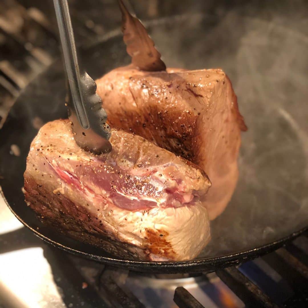 T.G.HEARTH TGハースのインスタグラム：「こんにちはTGハースです🐓﻿ ディナーお席まだまだ余裕あります‼️‼️‼️﻿ 除菌などの対策もバッチリなのでちょっと寄ってみてはいかがですか？﻿ 是非遊びに来てください💕💕﻿ ﻿ 写真はローストポークです🤓﻿ ﻿ お電話お待ちしています。﻿ ☎️03-6416-9445﻿ ﻿ ◆モバイルオーダーも出来るようになりました✨﻿ プロフィールからHPをアクセスしてください♪﻿ モバイルオーダー﻿ https://tgh.for.dinii.jp/﻿ ﻿ ◆Uber eats・menu・出前館によるデリバリー﻿ 11:30〜21:00﻿ ﻿ ◆LINE@登録お願いします♪﻿ https://lin.ee/g0H4jc6﻿ ﻿ ﻿ 皆さまの笑顔に会えますように！💕💕💕﻿ ﻿ #TGハース#代官山ディナー#代官山ランチ#恵比寿グルメ#恵比寿ビストロ#恵比寿ディナー#代官山グルメ #ハース #代官山テイクアウト#恵比寿ランチ#プリン#チーズ#ロティサリーチキン#テイクアウトしよう#menu#恵比寿ワイン#テイクアウト#渋谷ディナー#恵比寿チーズ#tghearth#渋谷グルメ#渋谷ランチ#恵比寿チーズ#カフェ#チーズケーキ#渋谷テイクアウト#恵比寿新聞#恵比寿ビール#チーズフォンデュ#恵比寿テイクアウト」