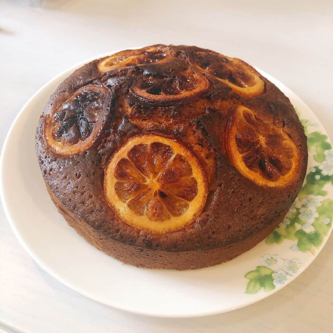 名倉右喬さんのインスタグラム写真 - (名倉右喬Instagram)「夫婦の共同作業で、 レモンケーキを焼こう！ と息巻いたがいいが、 普段使わないオーブンに翻弄され そこはかとなく黒みがかりのケーキに。 しばたくんもあまり興味ないみたい。 でもわりと美味しくできましたよ。  #おうちカフェ #柴犬」7月23日 14時42分 - ukyo.nagura