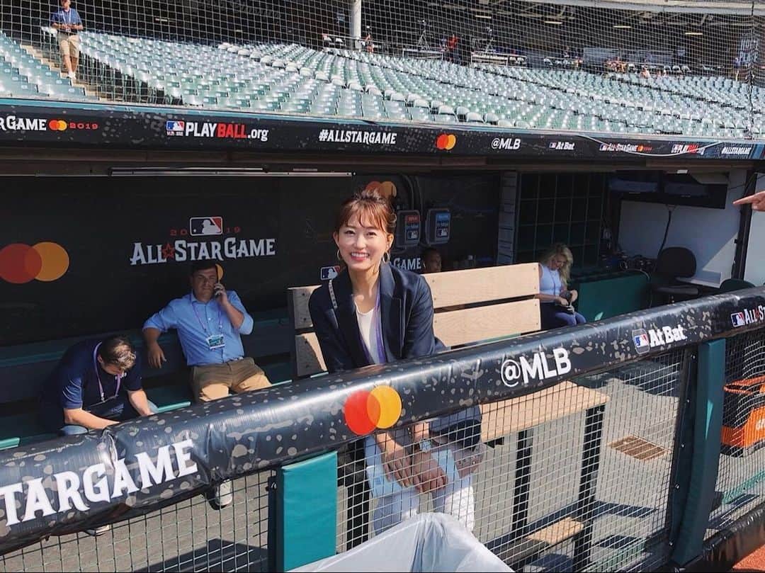 津田麻莉奈さんのインスタグラム写真 - (津田麻莉奈Instagram)「いよいよ待ちに待ったMLB開幕‼️😆✨ 昨夏、MLBオールスターゲームを取材させて頂いた時の写真を。AKI猪瀬さんが撮って下さいました🥺🙏 ⁑ J SPORTS(@jsports_yakyu ) 「MLBイッキ見！」 7/31(金)からは、毎週金曜日の放送になります🥰 あー楽しみ⚾️⚾️⚾️ ⁑ ⁑ ⁑ #MLB #mlballstar #mlballstargame2019  #MLBオールスター #オールスター #オールスターゲーム #メジャーリーグ  #野球 #野球好き  #jsports #allstar #majorleague  #majorleaguebaseball  #progressivefield  #cleveland  #海外旅行 #旅 #まりなる #津田麻莉奈」7月23日 14時45分 - tsudamarinal