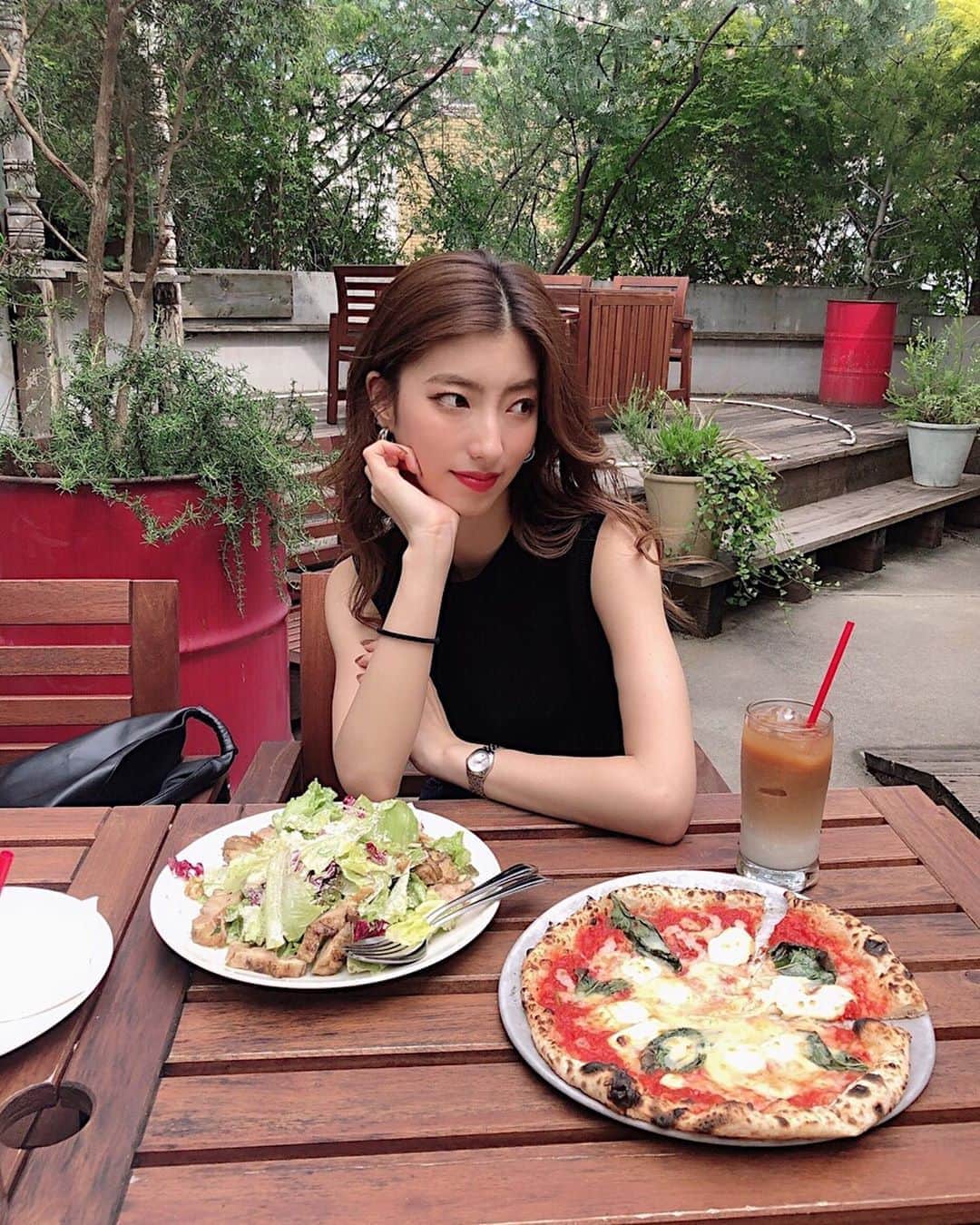 高村 楓のインスタグラム：「. . 昨日のlunch🍕🥗 . @tsukasahayahisa とお外でまったり〜♡ . めちゃくちゃ美味しかった🥺 つかさはカフェ探しが上手！（笑） 楽しい1日をありがとう♡♡ . #dayoff#murua_by_staff#cafe #休日#カフェ#堀江カフェ#ランチ」