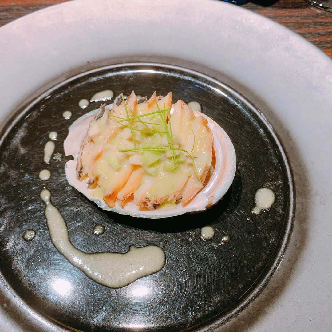 舞香さんのインスタグラム写真 - (舞香Instagram)「シーフードが食べたくて🦞﻿ ﻿ 王子と銀座のKAZANへ✨﻿ ﻿ たらば蟹、アワビ、オマール海老、雲丹…シーフードたっぷりなシェフのスペシャルコース❤️﻿ ﻿ ﻿ とっても美味しかったのだけど、苦手な牡蠣を食べて夜中に大変なことになったよ(  ்́ꇴ ்̀)💦﻿ ﻿ ﻿ 健康のありがたみを実感したのと、牡蠣はもう二度と食べないと誓ったさ😌﻿ ﻿ ﻿  #銀座グルメ  #シーフードレストラン  #東京グルメ  #銀座kazan  #グルメ女子  #instafood  #美味しいもの好きな人と繋がりたい  #仲良しカップル  #ディナーデート  #銀座」7月23日 15時01分 - maika.mahou