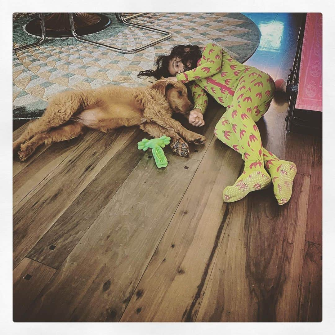 ゾーイ・サルダナさんのインスタグラム写真 - (ゾーイ・サルダナInstagram)「A boy and his dog... #goldendoodle」7月23日 15時11分 - zoesaldana