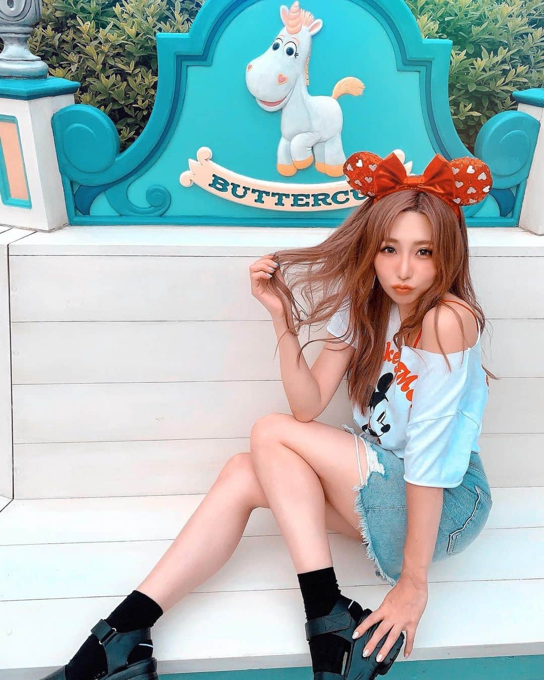 春咲ひなたのインスタグラム：「みーんなハムと写メってたけど #バターカップ も可愛いですよ🦄👑✨ . てかこの色味の加工可愛い🧡 #buttercup . #ディズニー#ディズニーシー#ディズニーコーデ#ディズニーシーコーデ#リメイク服#tシャツ女子#tシャツコーデ#tシャツリメイク#ちびっこ#tシャツアレンジ#友達#類友#大好き#おっぱい#お姉さん#東京#新宿#歌舞伎町#マツエク#アイリスト募集中#春咲ひなた#YouTube#youtuber . YouTubeに関する問い合わせ先♡  株式会社YEEELL 〒150-0002  東京都渋谷区渋谷3-27-11 祐真ビル新館5F  info@yeeell.jp」