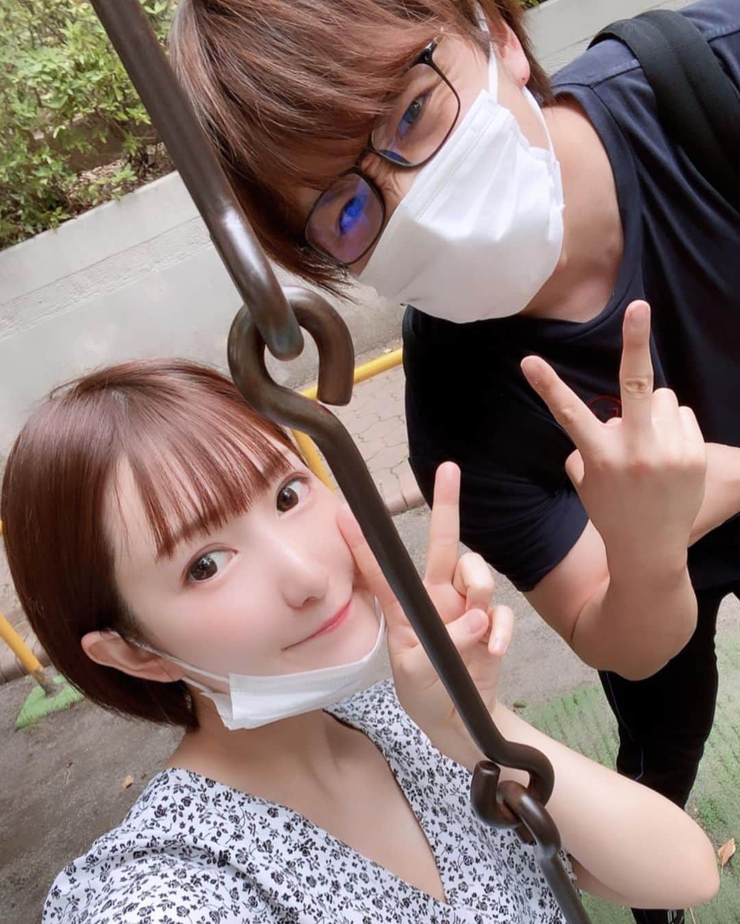 丸の内OLレイナおっぱい 丸の内OLレイナ（美容）さんのインスタグラム写真 - (丸の内OLレイナ（美容）Instagram)「カメラ向けると  中二病みたいなピースしてくるの可愛い #おじさん #唐揚げおじさん」7月23日 15時10分 - reinapanty2