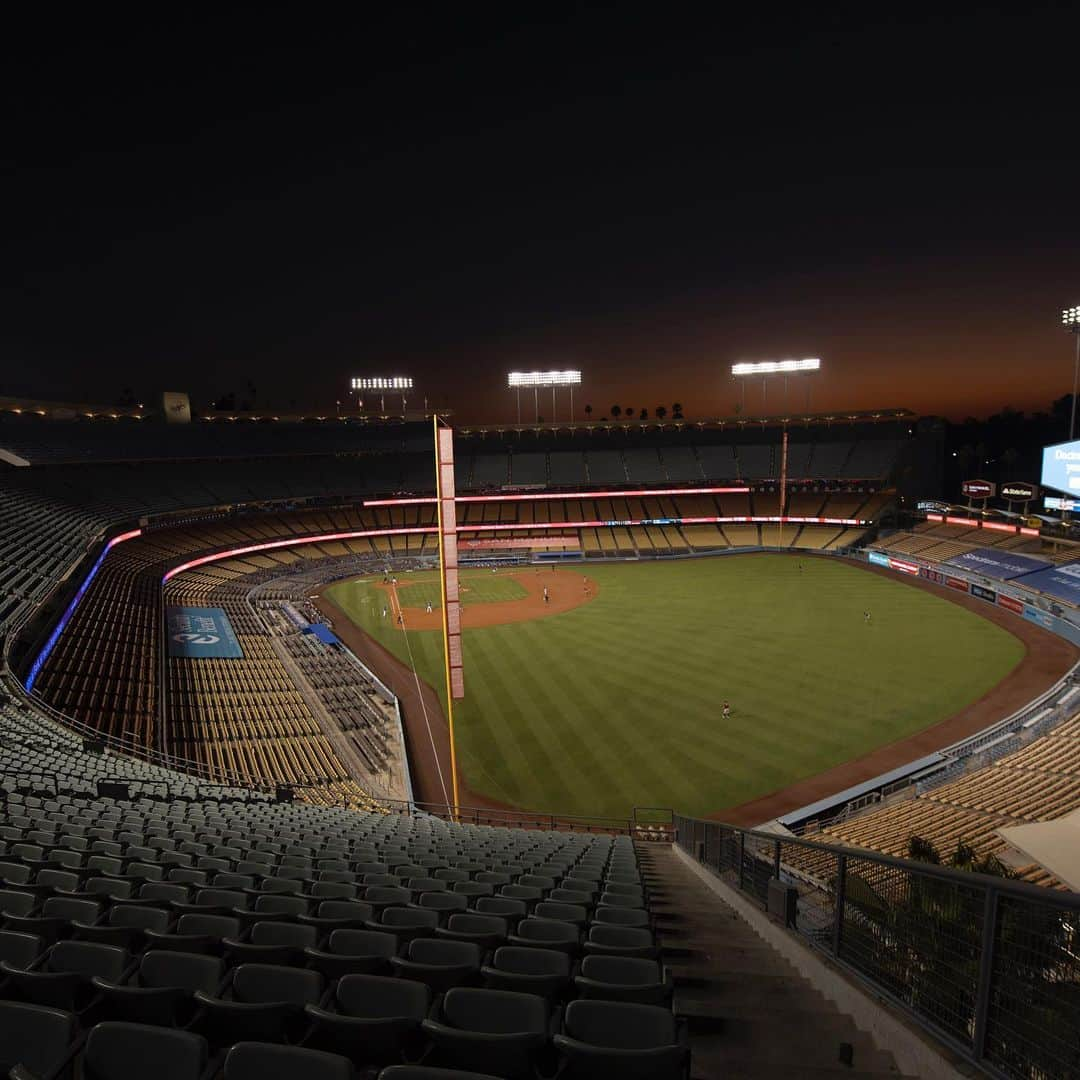 ジャスティン・ターナーさんのインスタグラム写真 - (ジャスティン・ターナーInstagram)「One more sleep!! Who’s ready for tomorrow @Dodgers fans????? 🔵⚾️🔵  📸 @jon.soohoo」7月23日 15時22分 - redturn2