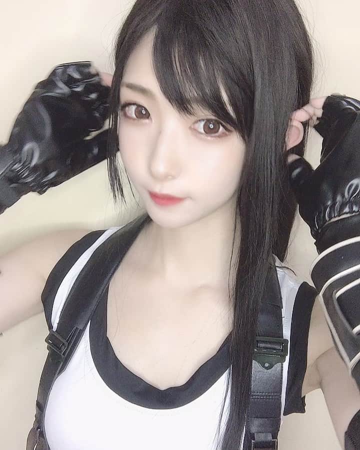 れみぱんのインスタグラム：「FINAL FANTASY Ⅶ REMAKE ティファ ・ロックハート : にこ🤗ウィッグもカラコンもピアスも新しくしてみたので練習😇 早く外でコスプレ撮影したーい😇 : : : : #コスプレ #4連休 #おうち時間 #ティファコスプレ #コスプレイヤー #ティファロックハート #ファイナルファンタジー #ファイナルファンタジー7リメイク #ティファ #ff7remake #finalfantasy #ff7r #finalfantasy7 #FF7 #FFVII #tifa #cosplay #cosplaygirl  #cosplayer #japanesegirl #japanesecosplayer #japanesegames #animegirls #animeworld #角色扮演 #角色扮演服 #코스프레 #finalfantasy7remake #粉我 #tifalockhart」