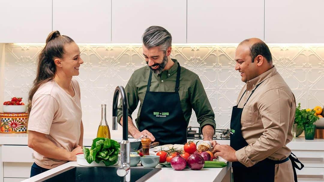 リサ・キャリントンのインスタグラム：「I am excited to annouce my partnership with @pitapitnz & @nzbeeflamb to bring you this year’s Lisa’s Picks Pita & Salad Bowl creations; Smoked Chipotle Steak & Harissa Spiced Lamb. Available now at your local Pita Pit #warmyoursoul」