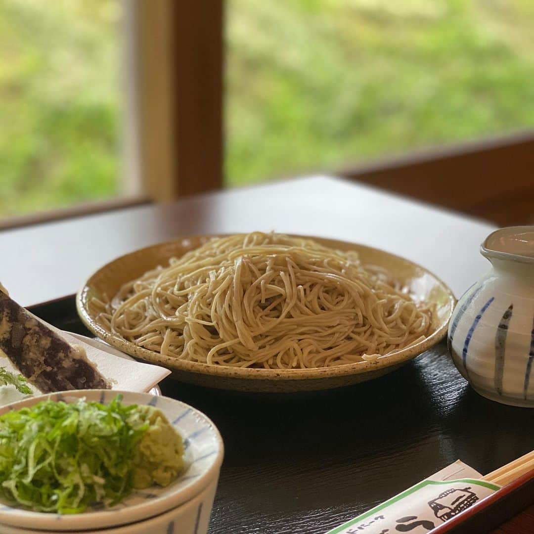 木本泉さんのインスタグラム写真 - (木本泉Instagram)「-﻿ 久しぶりに"まつばら"にお蕎麦を食べに！﻿ ﻿ 地域の農家の方々や住民で運営されているお店﻿ ﻿ 十割そばで、コシがあって細めのお蕎麦！﻿ 美味しい😌﻿ ﻿ 辺り一面、畑や田んぼで自然風景を眺めながら楽しめます！﻿ ﻿ 満足、満足😋﻿ ﻿ #越畑フレンドパークまつばら#京都#蕎麦屋#京都蕎麦屋」7月23日 15時24分 - izumikimoto