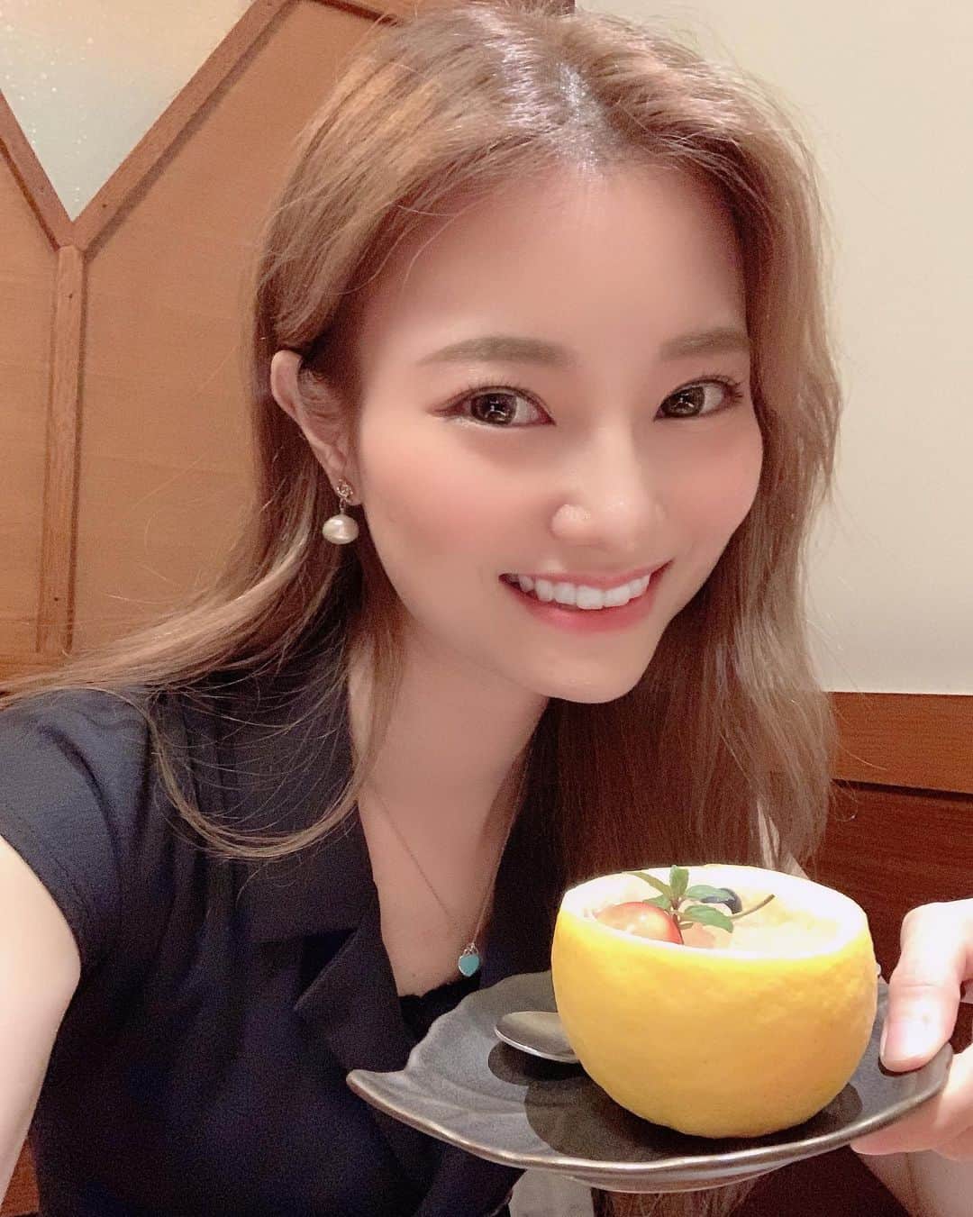 金子実加のインスタグラム：「久しぶりの贅沢な時間🥰💕✨ 和食が1番好きだな💕と、痛感した夕食でした🐟✨ 最近お家ごはんもお肉を減らしてお魚ばかりにしてます✨ お肉よりお魚の方が消化にも良く、身体に合う気がします✨ お肉は食べすぎると最近重くなる😨 野菜多めにしたり、健康的な食生活を目指しています🥺🥺 環境と健康も意識しながら😍 愛に溢れる日々を〜❤️」