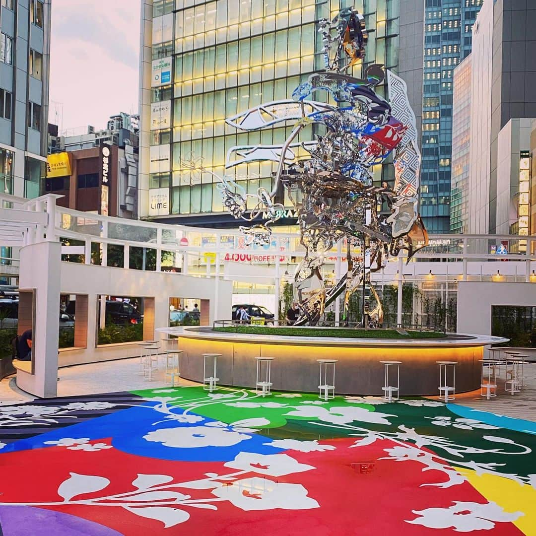 白石小百合さんのインスタグラム写真 - (白石小百合Instagram)「. New symbol of Shinjuku "花尾" Hanao-San by @tomokazumatsuyama  . 長らくアンタッチャブルだった土地を見事にアートへと昇華し ステンレスで精巧に作られた彫刻は周辺の光や色等を取り入れ 花を持つ人物=花尾 が新宿駅東口の文化を映し出すシンボルに . #Art #art #shinjuku #shinjukutokyo #metrobewilder  #花尾　#花尾さん　#hanaosan #新宿　#新宿駅東口 #松山智一 さん #岐阜県高山市　#😳」7月23日 15時27分 - sayurishirais