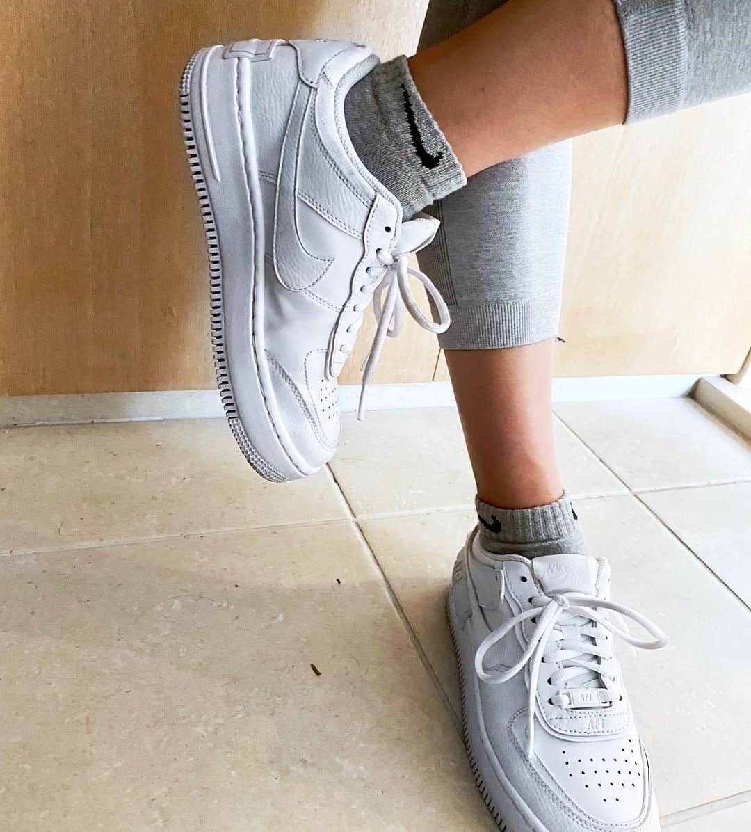 のインスタグラム：「ちびソックス可愛い👟 今日はグレー🖤 . #airforce1shadow  #ナイキスニーカー  #ナイキ女子  #yesnike #nikeaddict  #airforce1  #nikeairforce1  #nikejapan  #筋トレ女子 #腹筋女子  #ダイエット記録  #女性パーソナルトレーナー #美尻トレーニング #お尻トレーニング  #ヒップアップトレーニング」