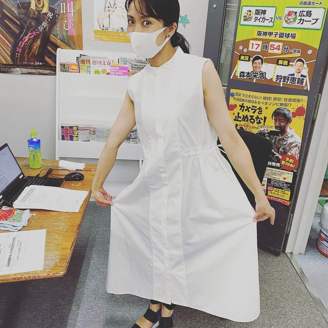 松川浩子さんのインスタグラム写真 - (松川浩子Instagram)「4連休ですね。 ステイホームの気持ちはありつつ 皆さまご近所ならと お出かけされていますよね。  一部の方はご旅行なども されていらっしゃるとは思いますが お休みの人も、 渋滞にハマってしまった人も  今からは 上泉雄一のええなぁ ラジオで是非お聞き下さ〜い！  今日は海の日にぴったりの話題です✨  雨模様なので 気持ちだけでも爽やかに 白にしてみました。  #今日も仕事明日も仕事明後日も仕事#4連休#ラジオ聴いてね#上泉雄一のええなぁ#松川浩子#村瀬哲史先生 #からし蓮根青空さん 白のワンピース#myclozette」7月23日 15時39分 - hiroko_matsukawambs