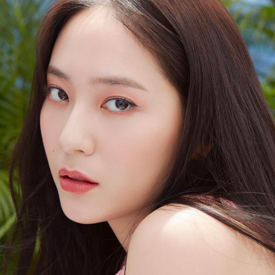 클리오 CLIO officialさんのインスタグラム写真 - (클리오 CLIO officialInstagram)「오늘은 크리스탈을 봐야할 것 같은 날(*^▽^*)  ⠀ ☔장마로 흐린 날, 크리스탈처럼 여름 향기 물씬 감성 가득 #서머메이크업으로 기분 전환해보세요🌊🏖🏝 ⠀ 💄 크리스탈 사용 제품 #클리오 #프로아이팔레트 #07피치그루브  #멜팅듀이틴트 #08베얼리핑크  ⠀ 💄 Krystal’s Pick  #Clio #ProeyePalette #07PeachGroove  #MeltingDewytint #08Barelypink」7月23日 15時46分 - clio_official