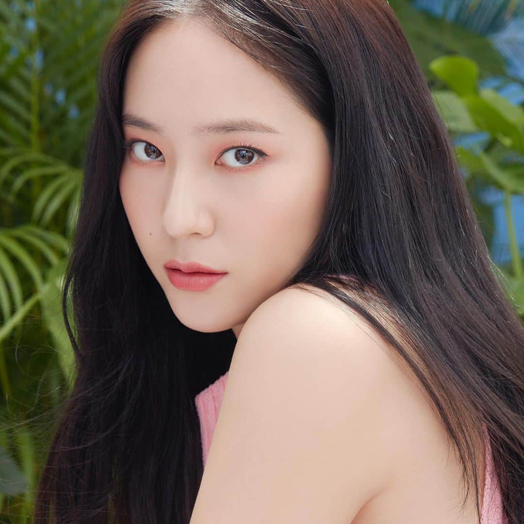 클리오 CLIO officialさんのインスタグラム写真 - (클리오 CLIO officialInstagram)「오늘은 크리스탈을 봐야할 것 같은 날(*^▽^*)  ⠀ ☔장마로 흐린 날, 크리스탈처럼 여름 향기 물씬 감성 가득 #서머메이크업으로 기분 전환해보세요🌊🏖🏝 ⠀ 💄 크리스탈 사용 제품 #클리오 #프로아이팔레트 #07피치그루브  #멜팅듀이틴트 #08베얼리핑크  ⠀ 💄 Krystal’s Pick  #Clio #ProeyePalette #07PeachGroove  #MeltingDewytint #08Barelypink」7月23日 15時46分 - clio_official