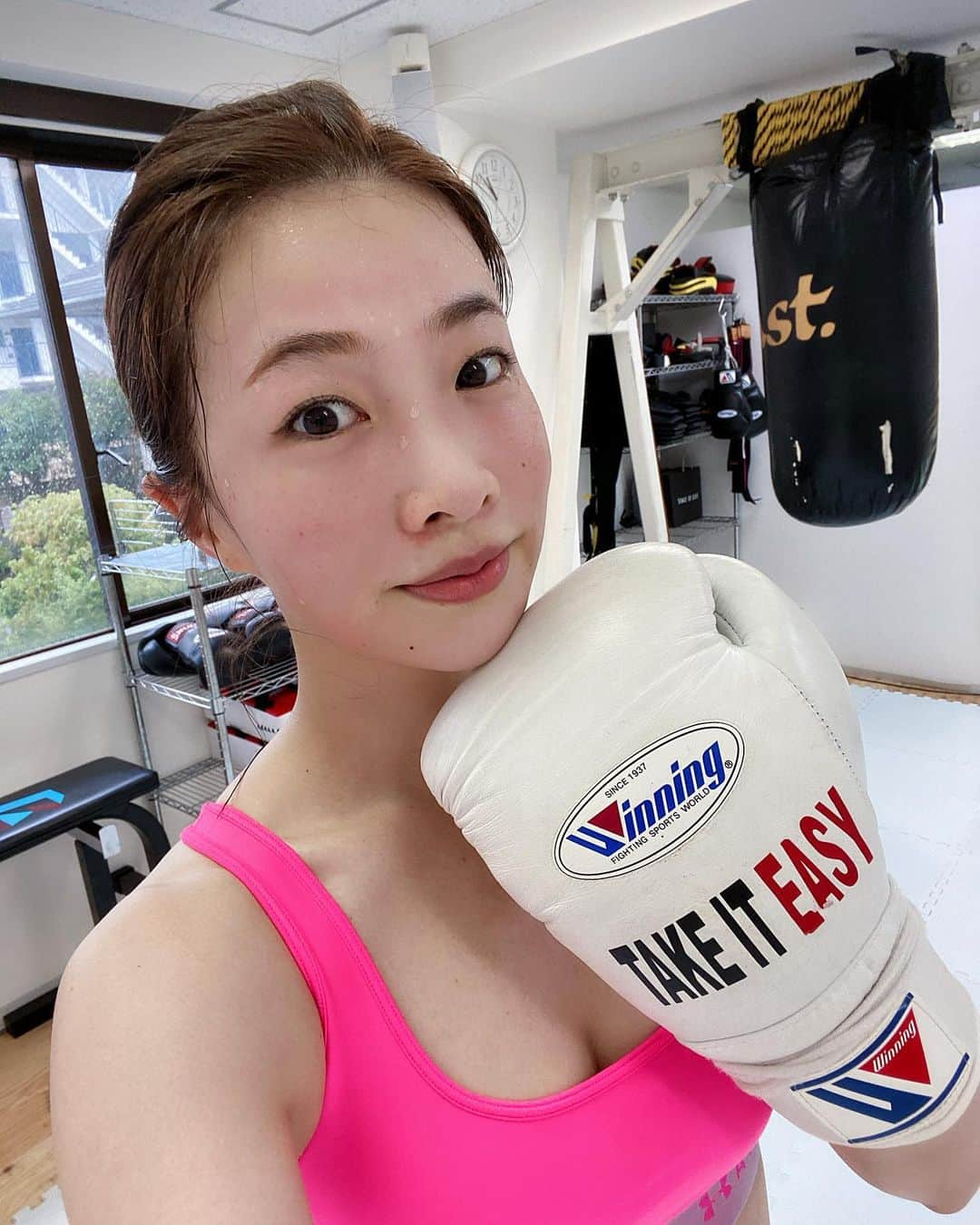 工藤沙織さんのインスタグラム写真 - (工藤沙織Instagram)「今日もTAKE IT EASYでキックボクシングしてきました🥊 @takeiteasy_tokyo  . Take it easy って言葉私はとても好き。  全力でありながらも、心には余裕を持つ。  気楽に在ることのできるメンタル。  鈴木さん @satoru_suzuki_3 は試合でサインをするときに、「気楽に行こうぜ！」と書いていたそう。  愉しみながら、全力に遊び、全力で仕事をする。  そんな風に在ることができるジムをと、ジムの名前を「気楽に行こう！」の英語表記の「Take it easy」にしたんだって。  無理ない動きからできるだけ力まずにキックやパンチをする練習ができて、心の在り方も学べるからこのジムに出会えてよかったと毎回思います😊  体験もやってるみたいだから、プロからキックボクシングを習いたい皆さんも是非体験してみてね🥊  #キックボクシング #kickboxing #workout #運動 #心の在り方 #japanesemodel #asianmodel #sally #モデル #ワークアウト #有酸素運動 #可動域を広げる」7月23日 15時47分 - sally.kudo