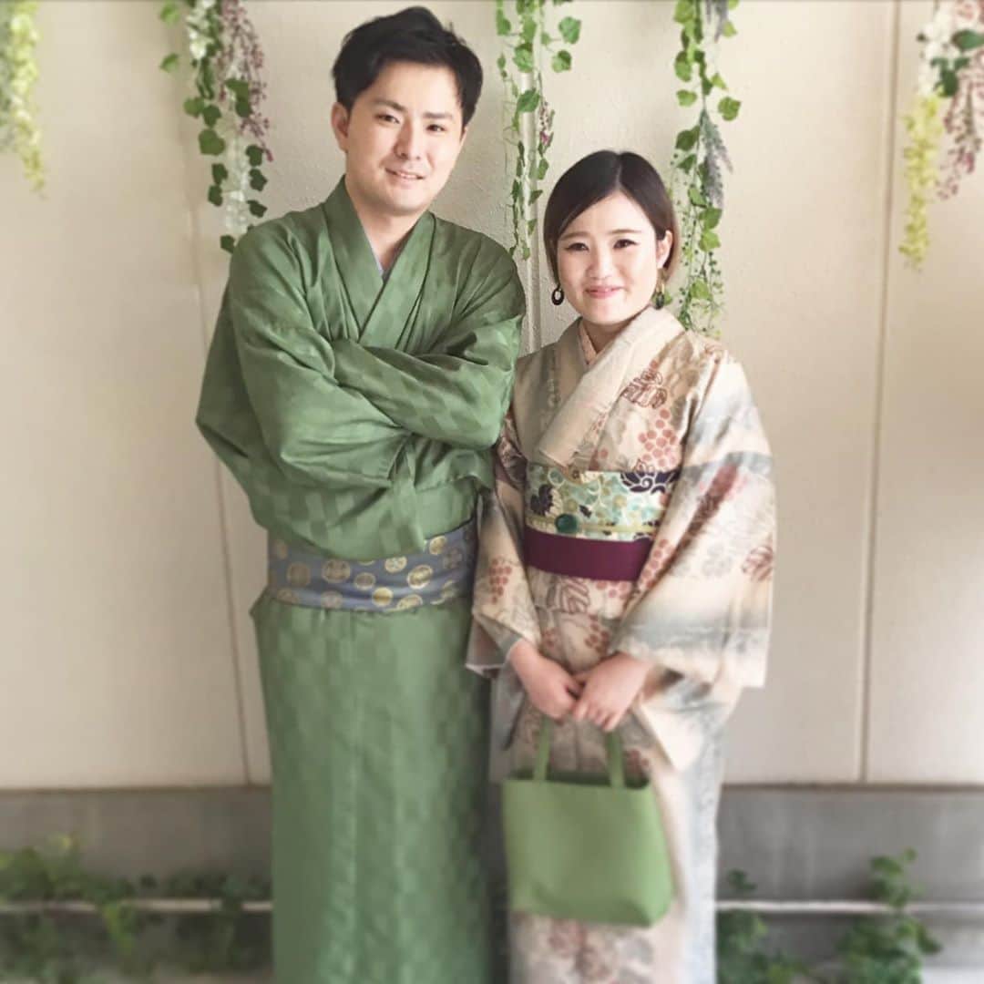 金沢着物レンタルshop心結〜kokoyui〜のインスタグラム：「連休なのでカップルさんのご来店とても多いです😊  写真のおふたり、お着物別々に選ばれたのですがグリーンがリンクしててバランスばっちり💕  男性着物は紺色や黒が定番ですがこの綺麗な抹茶色を選んで頂いて嬉しい✨  彼女さんのコーディネートも 渋みがあってすごく素敵です！  ⚫︎金沢駅前 着物レンタル心結(ここゆい)  ⚫︎営業時間 : 9:00〜18:00 ⚫︎address : 金沢市本町1-3-39 ⚫︎tell : 076-221-7799 ⚫︎金沢駅から徒歩5分  ⚫︎コインパーキング補助あり  心結の着物一覧▶@kokoyui_kimono 振袖や袴はこちら▶@kokoyui_furisode 七五三やお子さんの着物はこちら▶@kokoyui753 . #着物ヘア #ヘアセット #和服 #着物 #着物コーディネート #きもの #着物女子 #金沢観光」
