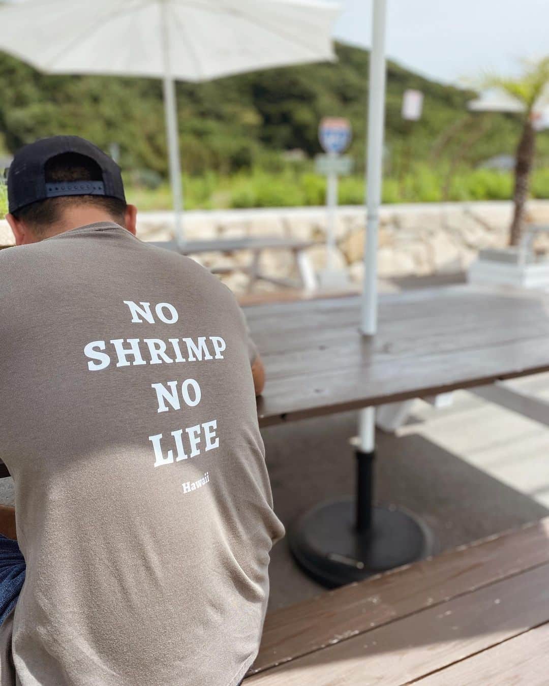 森山菜々のインスタグラム：「.﻿ 𝗡𝗢 𝗦𝗛𝗥𝗜𝗠𝗣 𝗡𝗢 𝗟𝗜𝗙𝗘 😆🍤👌🏽﻿ ﻿ スタッフ用で作ってみたTシャツ。﻿ わたしたちスタッフが振り返るたびにお客さんがよくリアクションしてくれます😝﻿ ﻿ スタッフみんな小麦肌だから、チャコール色が馴染んでいいね👱🏽‍♀️🧔🏽🥥🤍 #LauleaShrimp﻿ #ラウレアシュリンプ」
