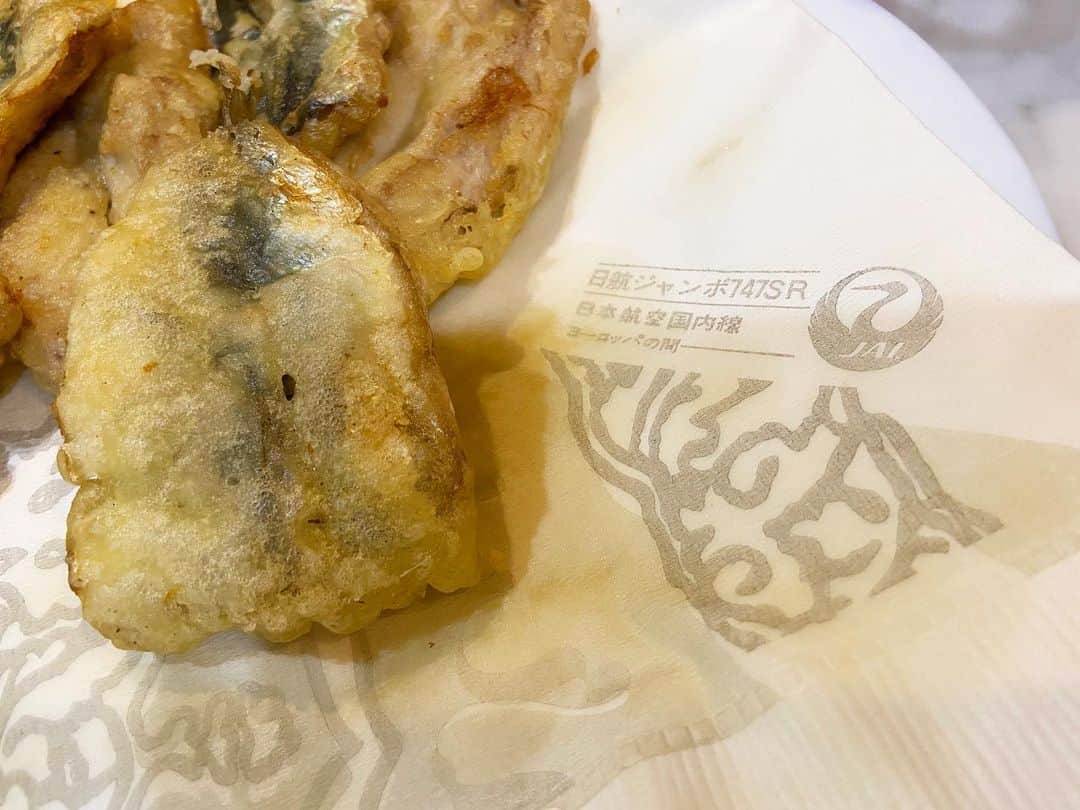荒尾茉紀のインスタグラム：「え？（笑）イワシの天ぷらの下に敷いてあった紙ナプキン❗️いま令和だよね⁉️  #日航ジャンボ747 #祖父母家 #昭和レトロ #時代を感じる #タイムスリップ #日本航空   Today's dinner was sardine tempura. Underneath that, there's a nostalgic paper napkin about old airplanes.It was just like stepping back in time to the "Showa"era.😂😂😂」